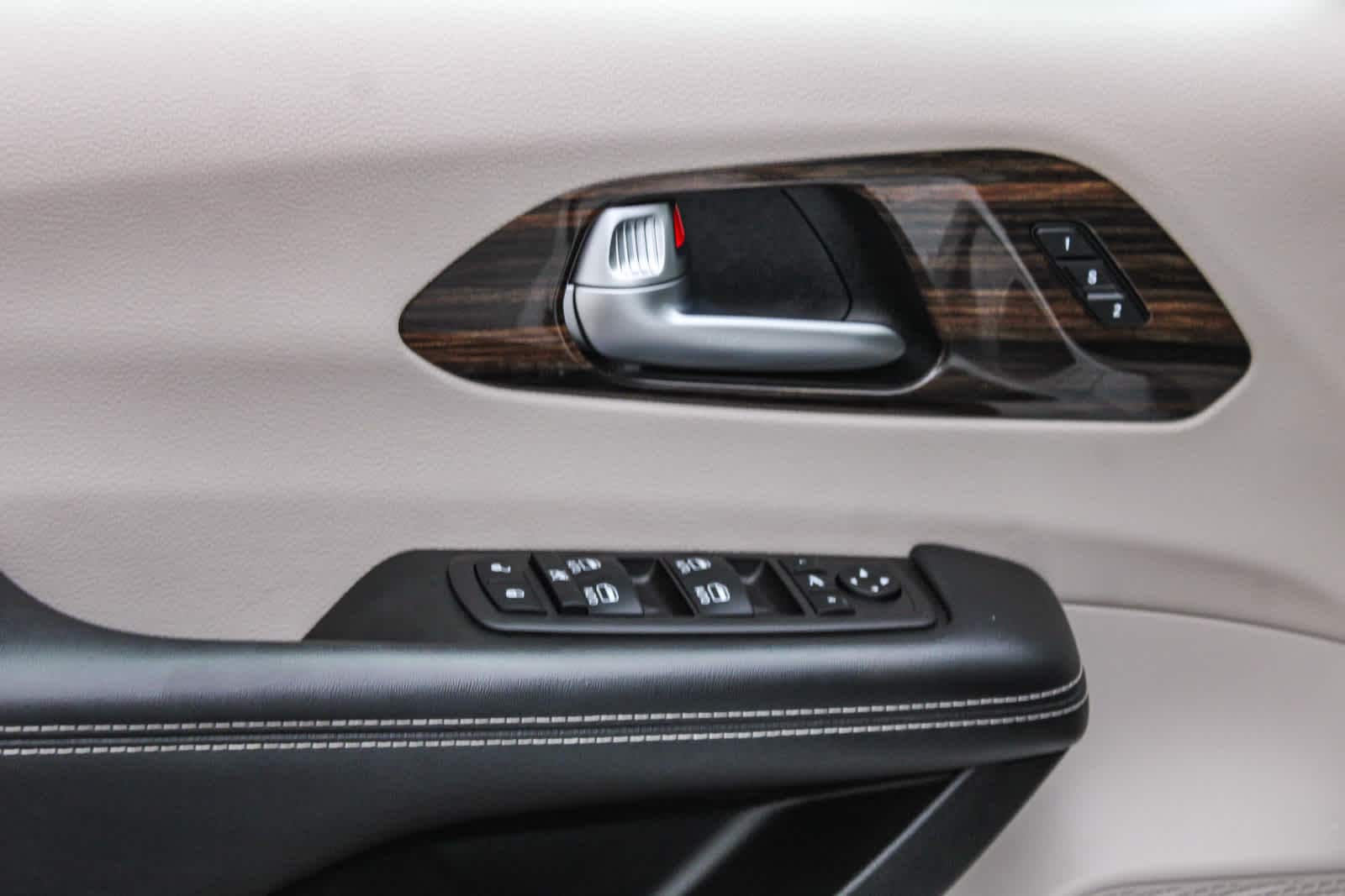 2023 Chrysler Pacifica Hybrid Limited 21