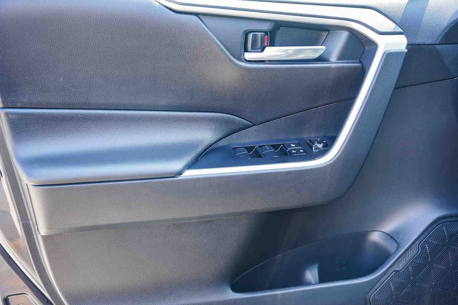 Thumbnail: 2020 Toyota RAV4 - 16