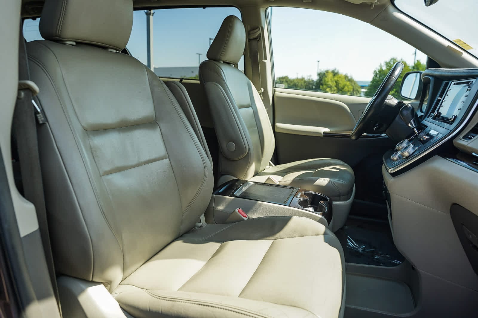 Thumbnail: 2019 Toyota Sienna - 17