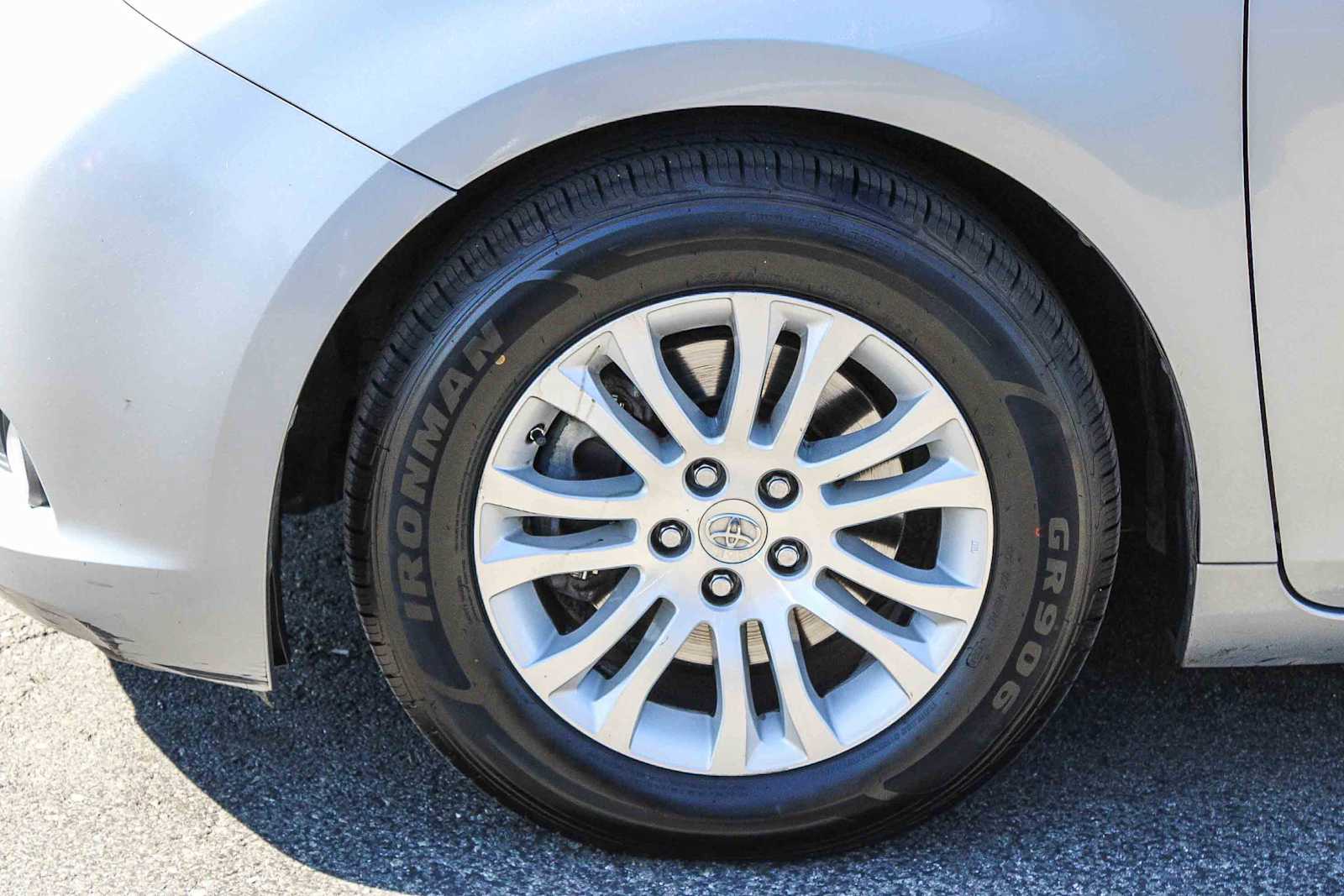 Thumbnail: 2016 Toyota Sienna - 9