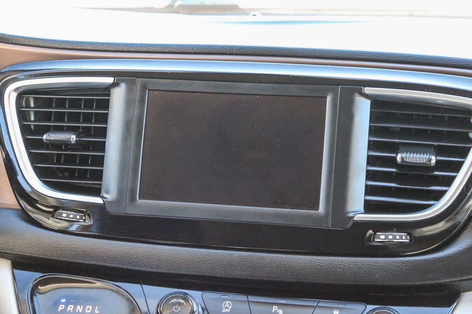 Thumbnail: 2018 Chrysler Pacifica - 14