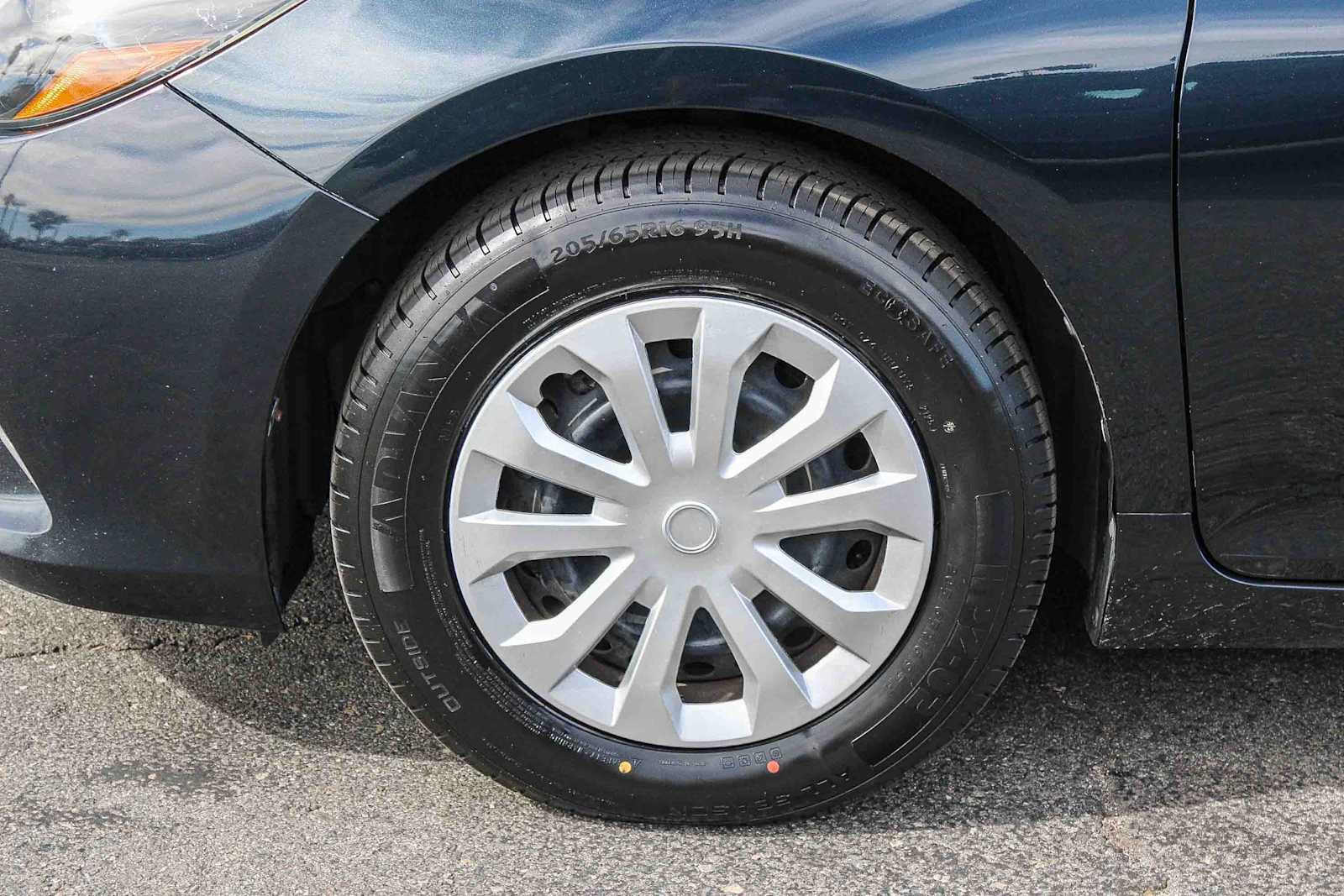 Thumbnail: 2015 Toyota Camry - 9