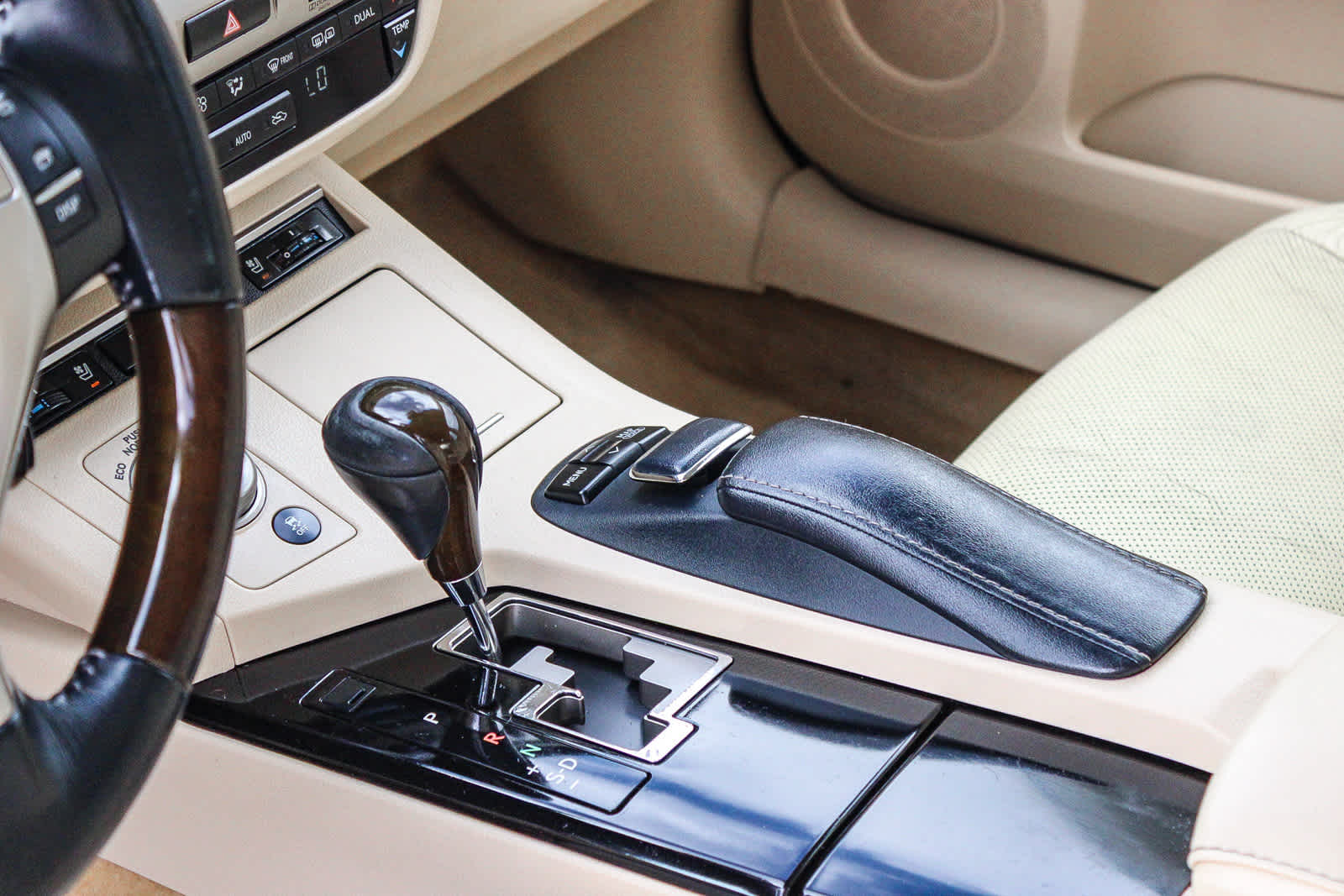 Thumbnail: 2014 Lexus ES - 24