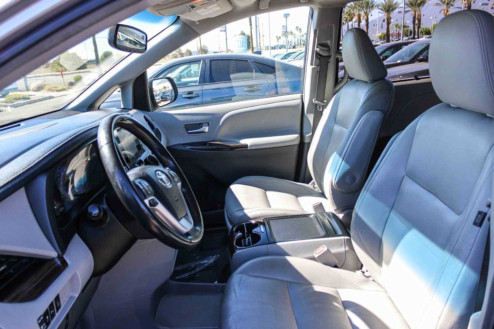 Thumbnail: 2016 Toyota Sienna - 15