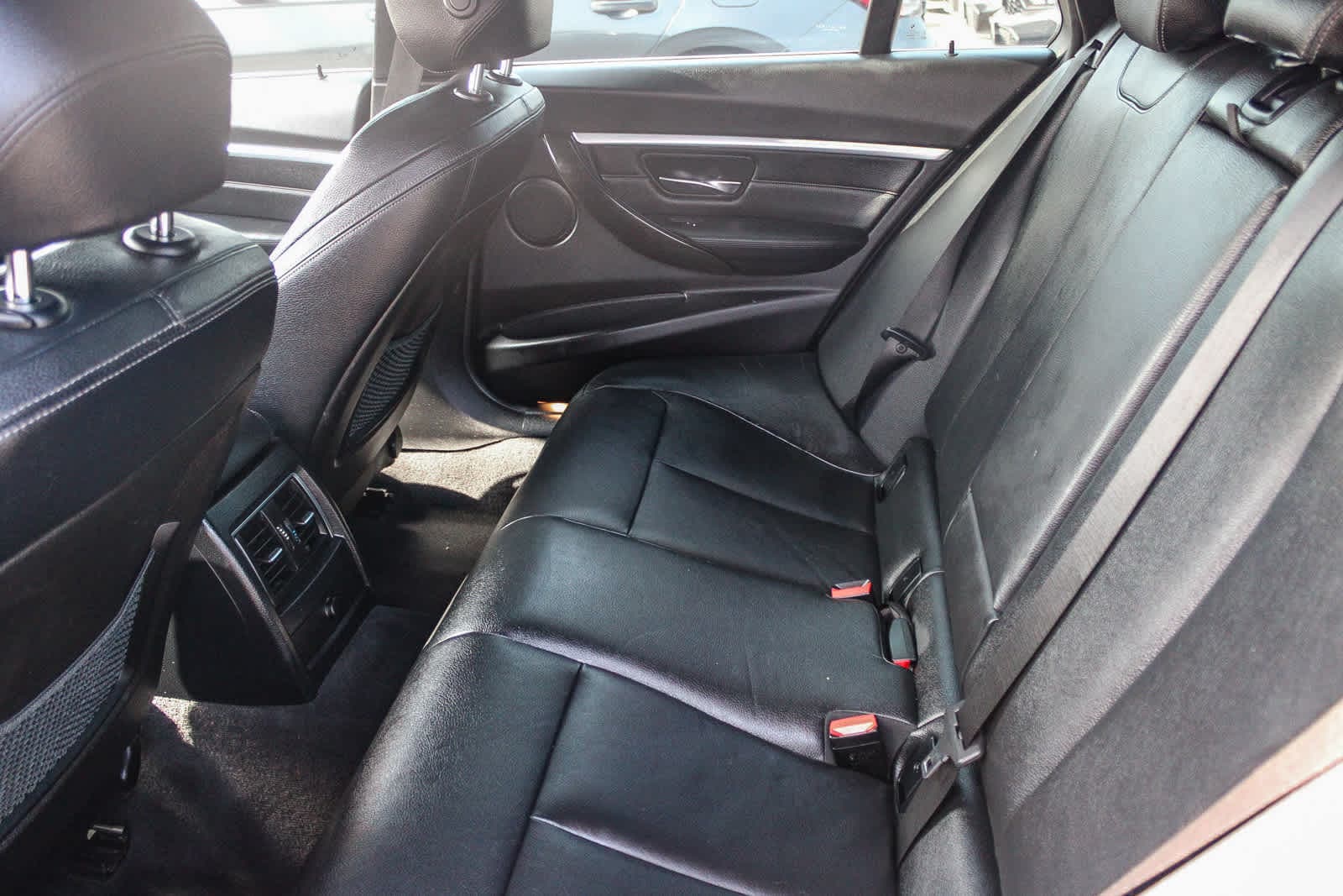 Thumbnail: 2018 BMW 3 Series - 17