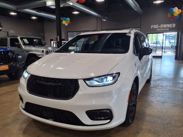 2024 Chrysler Pacifica Hybrid photo 2