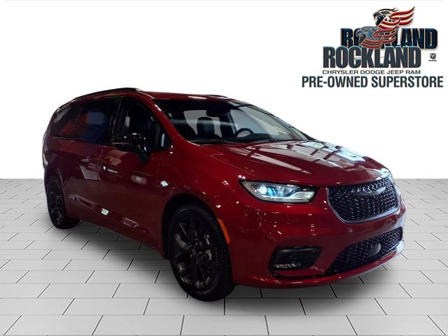 2026 Chrysler Pacifica Select's photo
