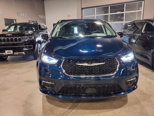 2024 Chrysler Pacifica Limited photo 2