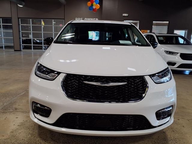 2024 Chrysler Pacifica Touring L photo 2