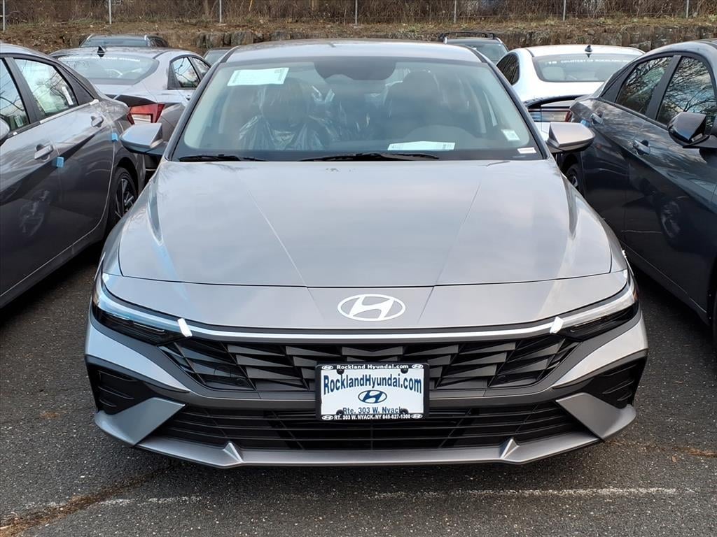 New 2025 Hyundai Elantra SE Sedan