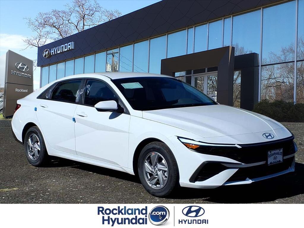 New 2025 Hyundai Elantra SE Sedan