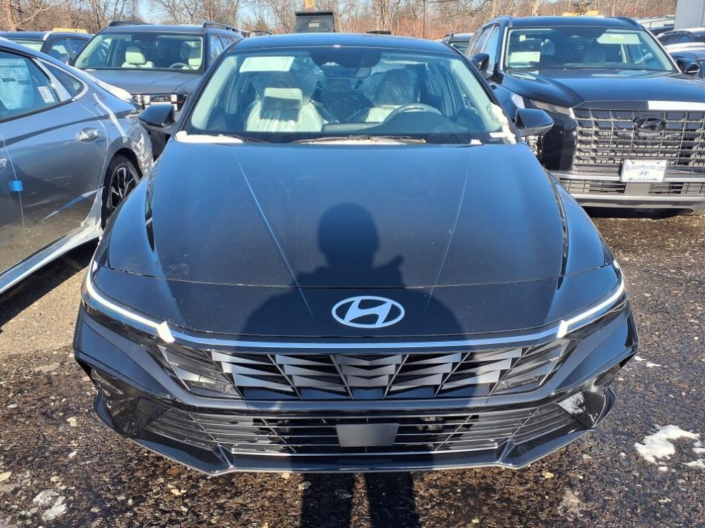 New 2025 Hyundai Elantra Limited Sedan