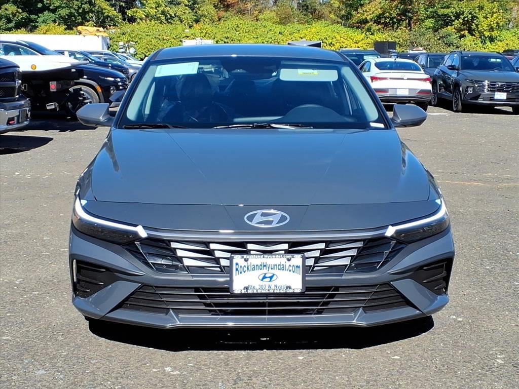 New 2025 Hyundai Elantra SE Sedan