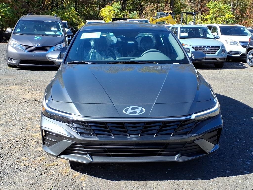 New 2025 Hyundai Elantra SE Sedan