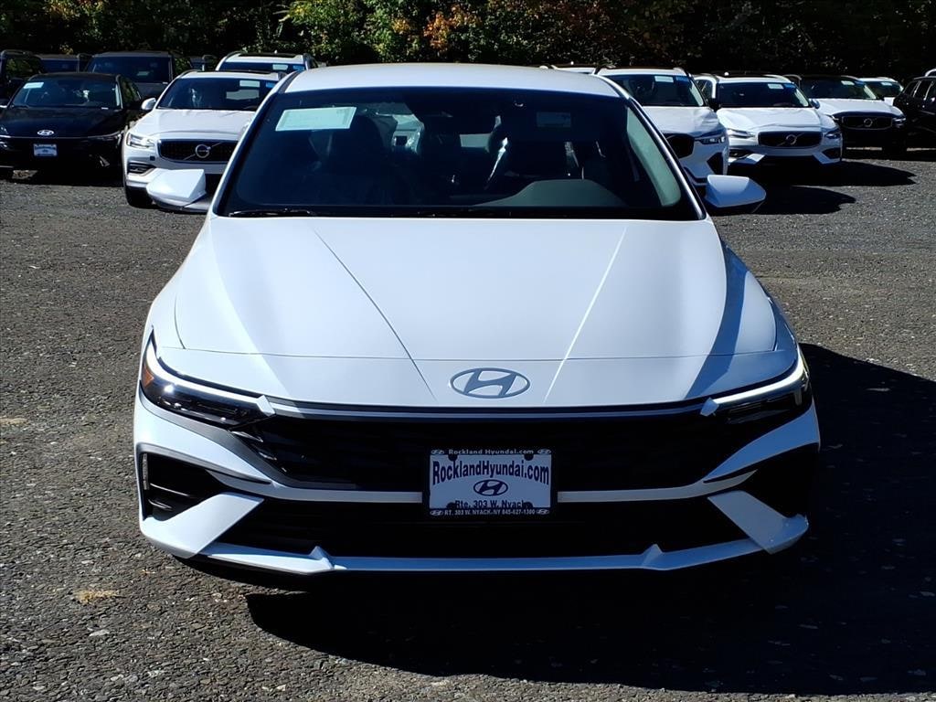 New 2025 Hyundai Elantra SE Sedan