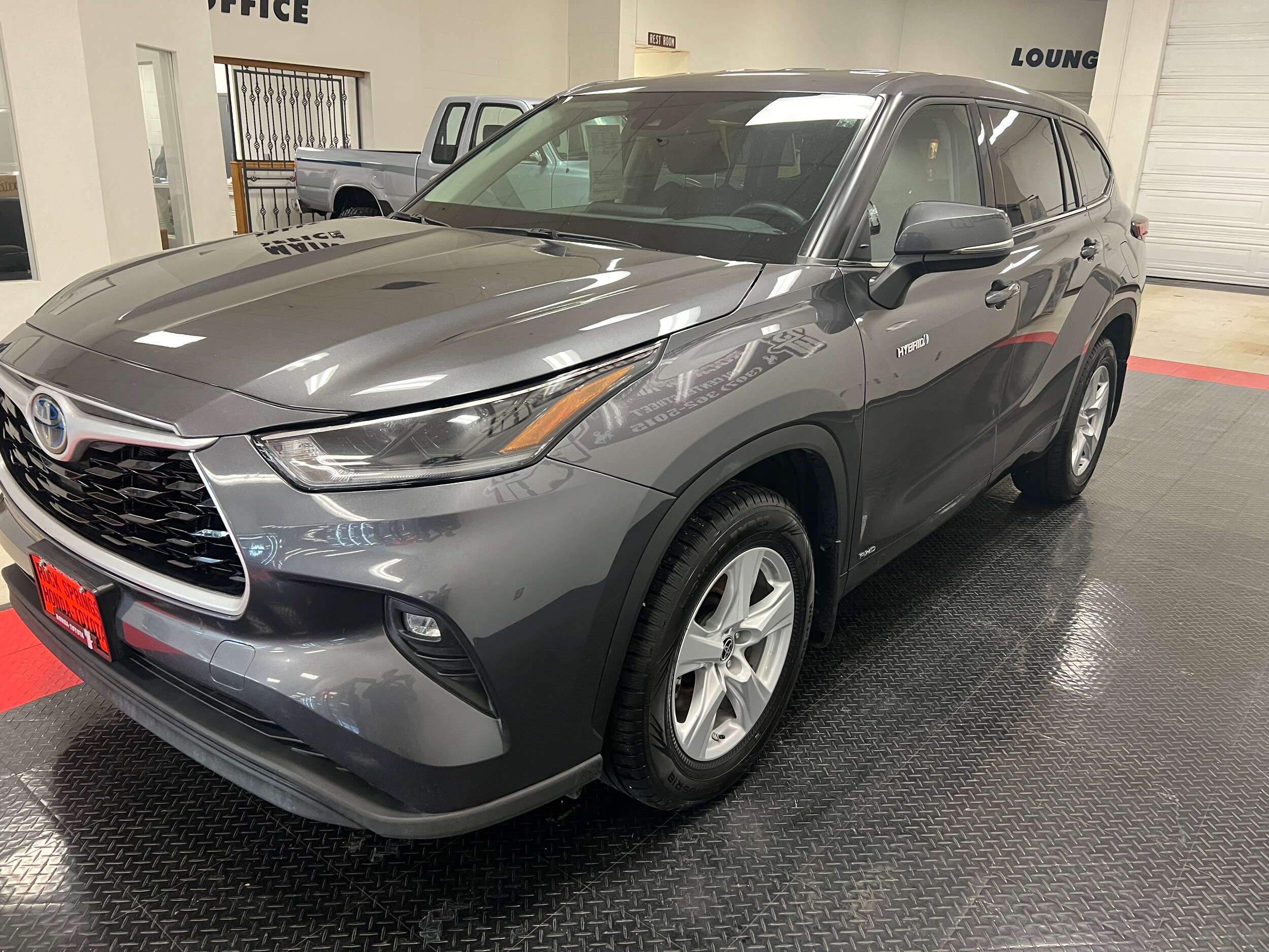 2021 Toyota Highlander Hybrid LE photo 3