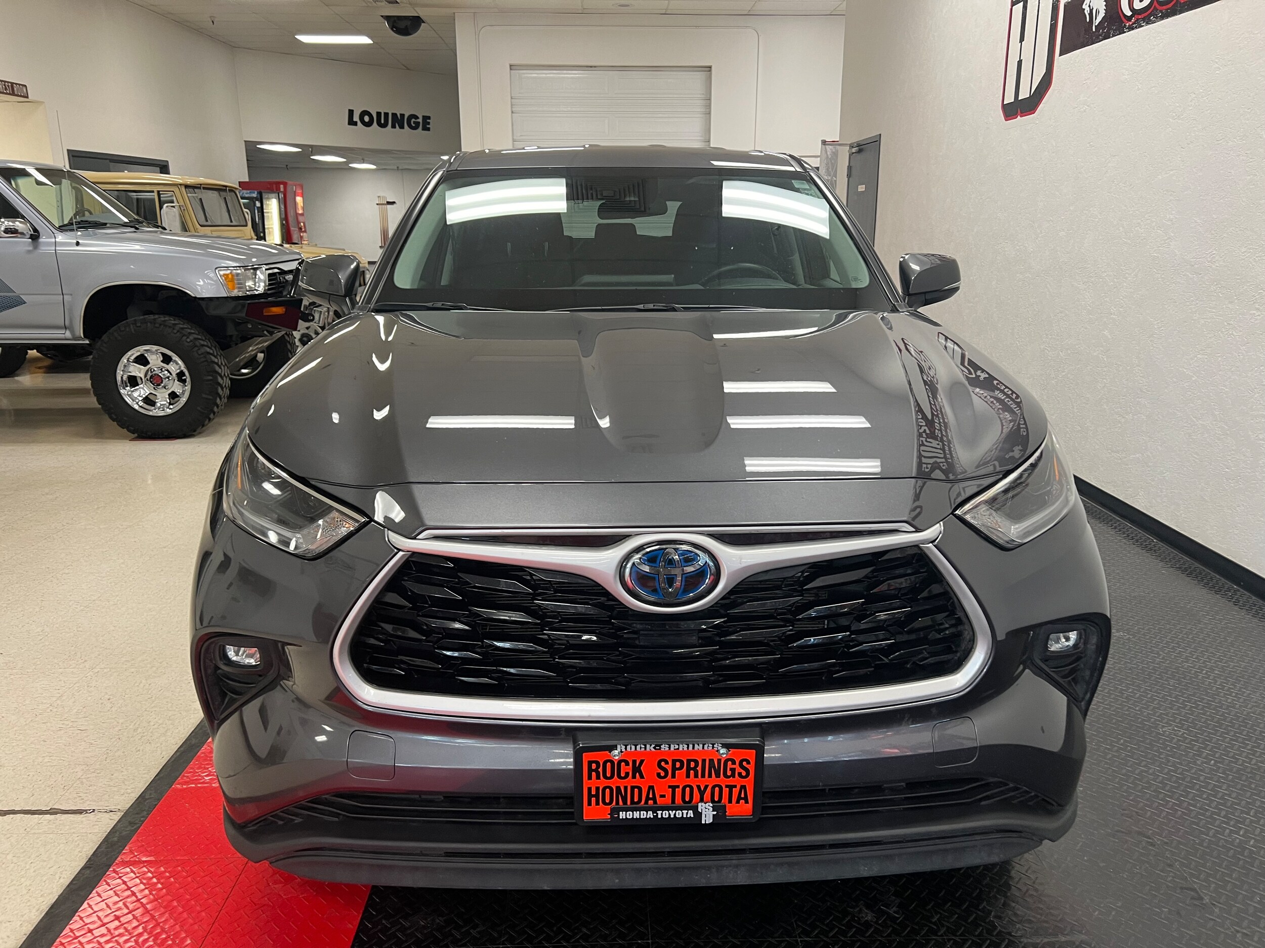 2021 Toyota Highlander Hybrid LE photo 4