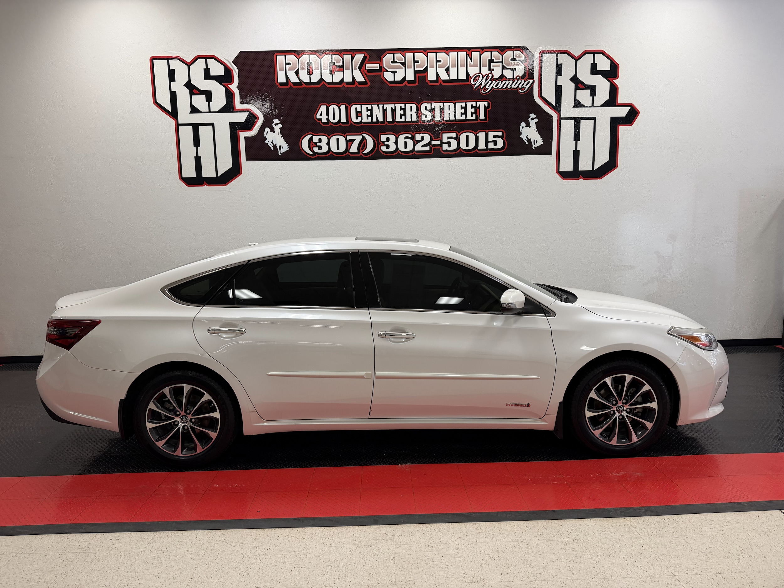 2016 Toyota Avalon XLE Premium Hybrid's photo