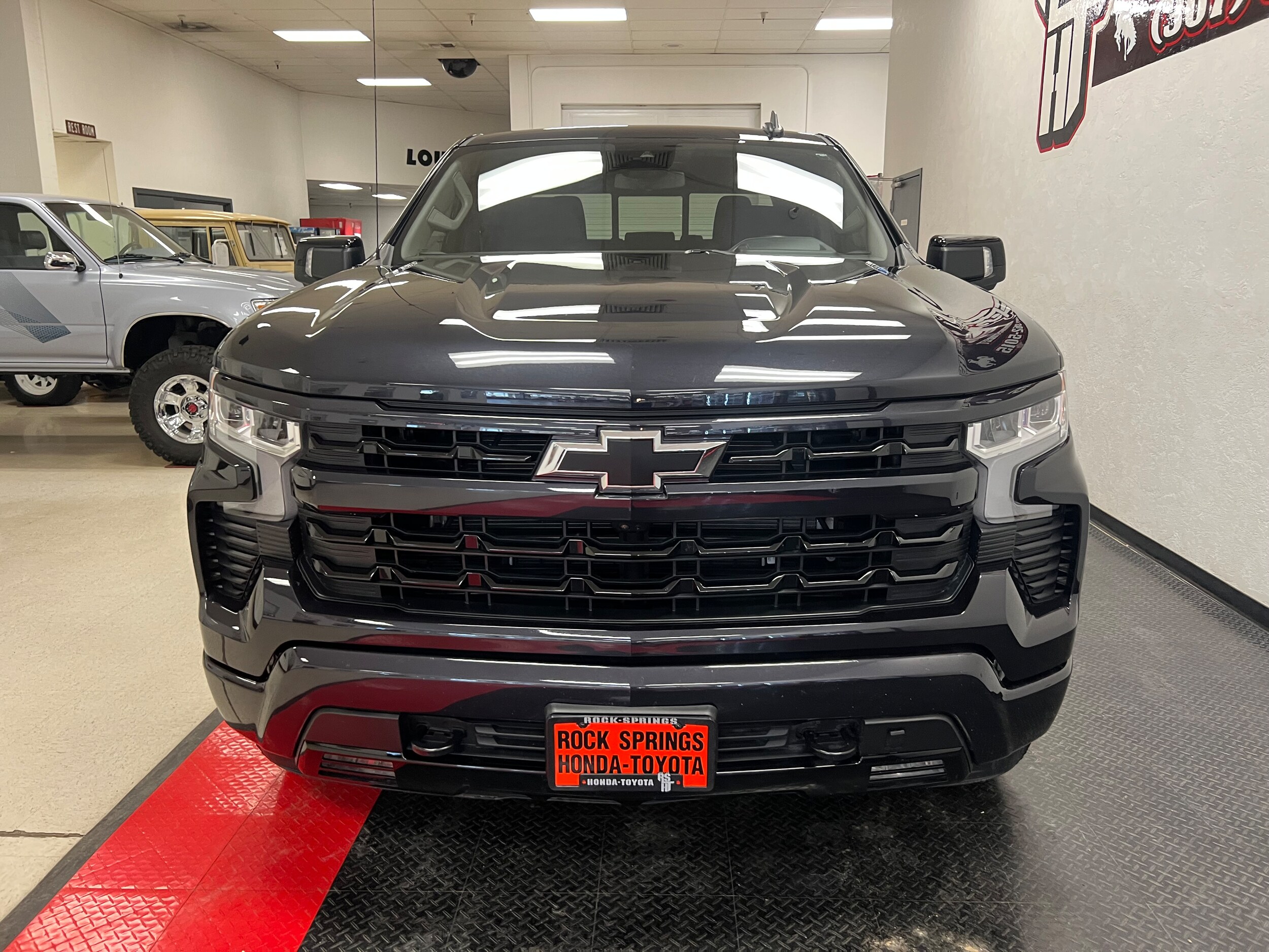 2023 Chevrolet Silverado 1500 RST photo 2