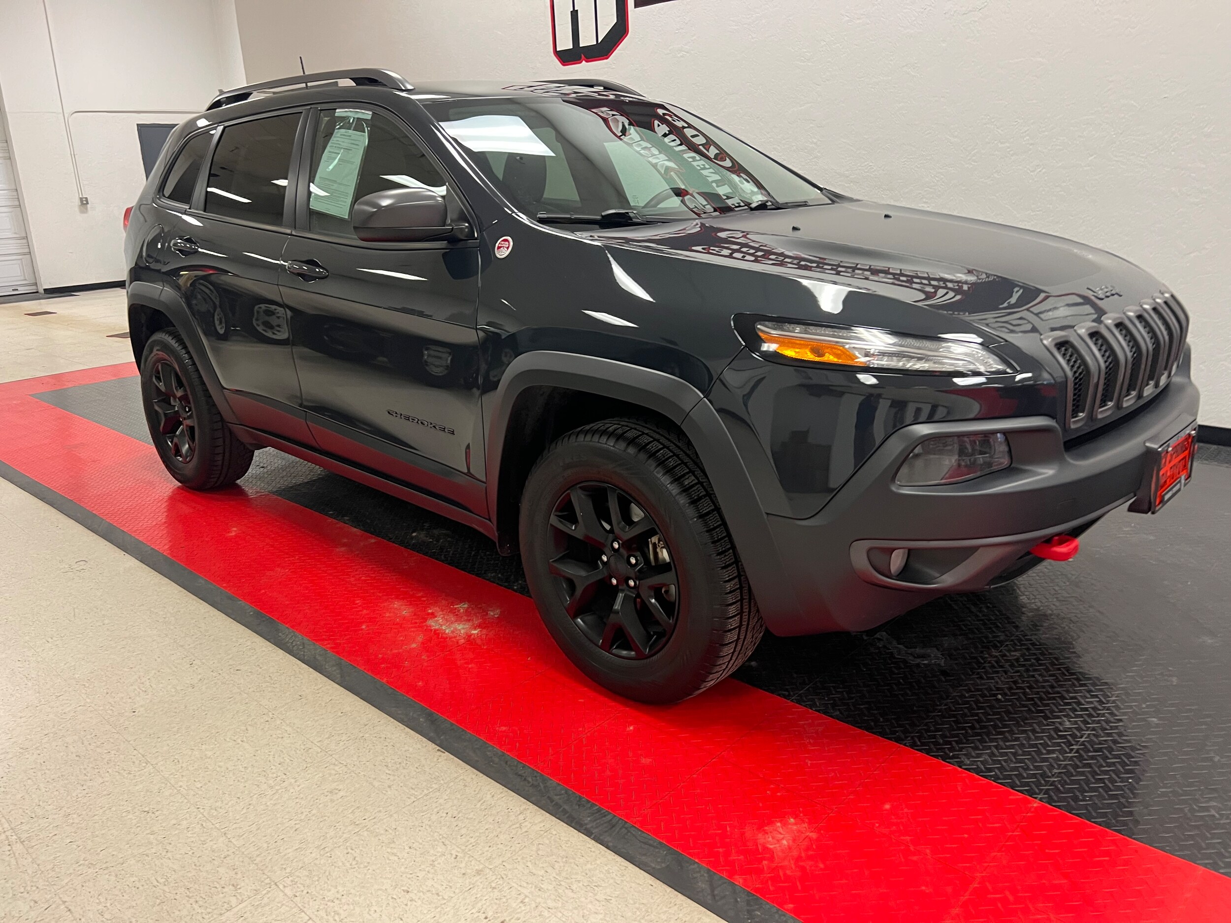 2017 Jeep Cherokee Trailhawk Sport photo 2