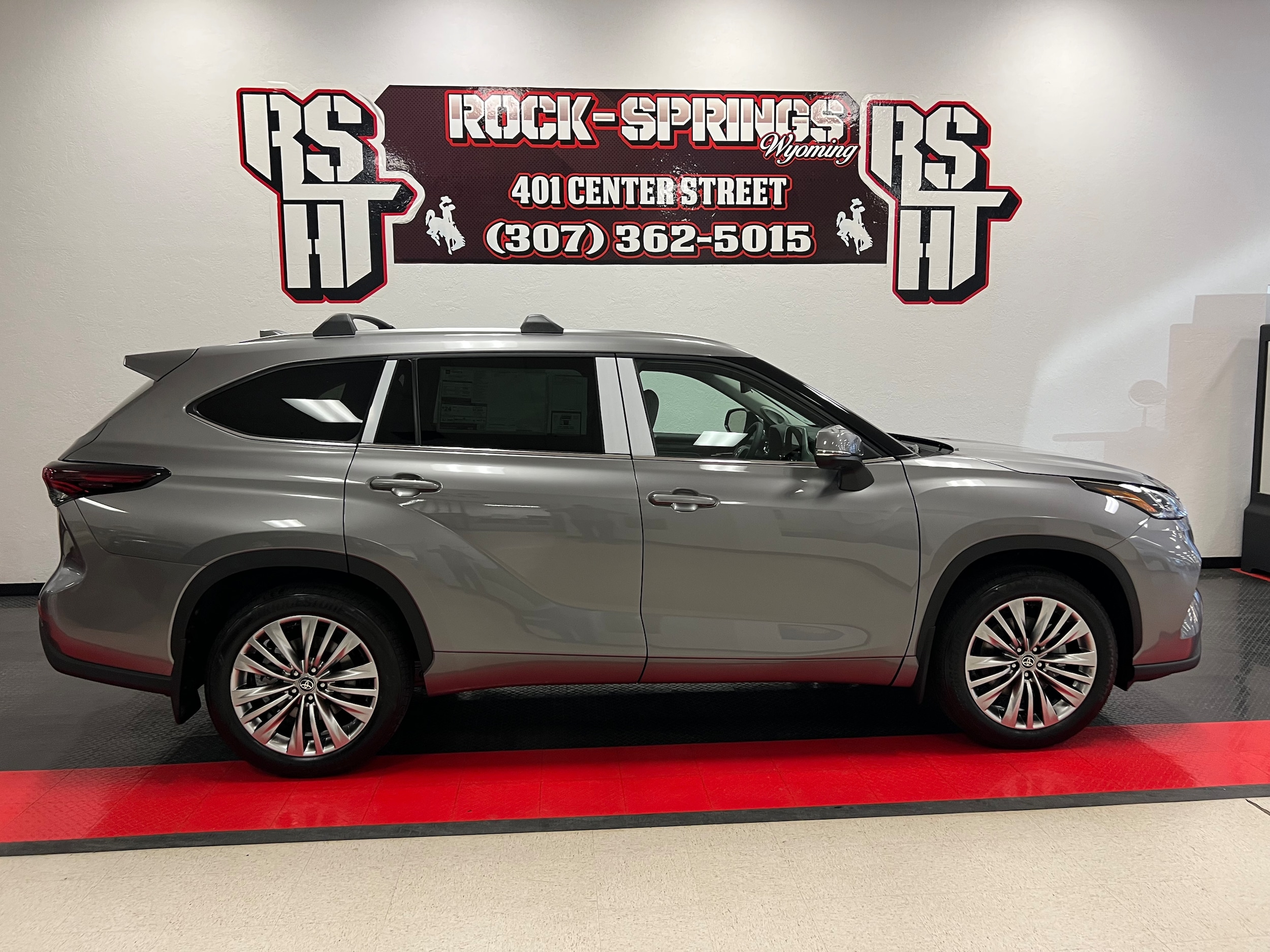 2025 Toyota Highlander Platinum's photo