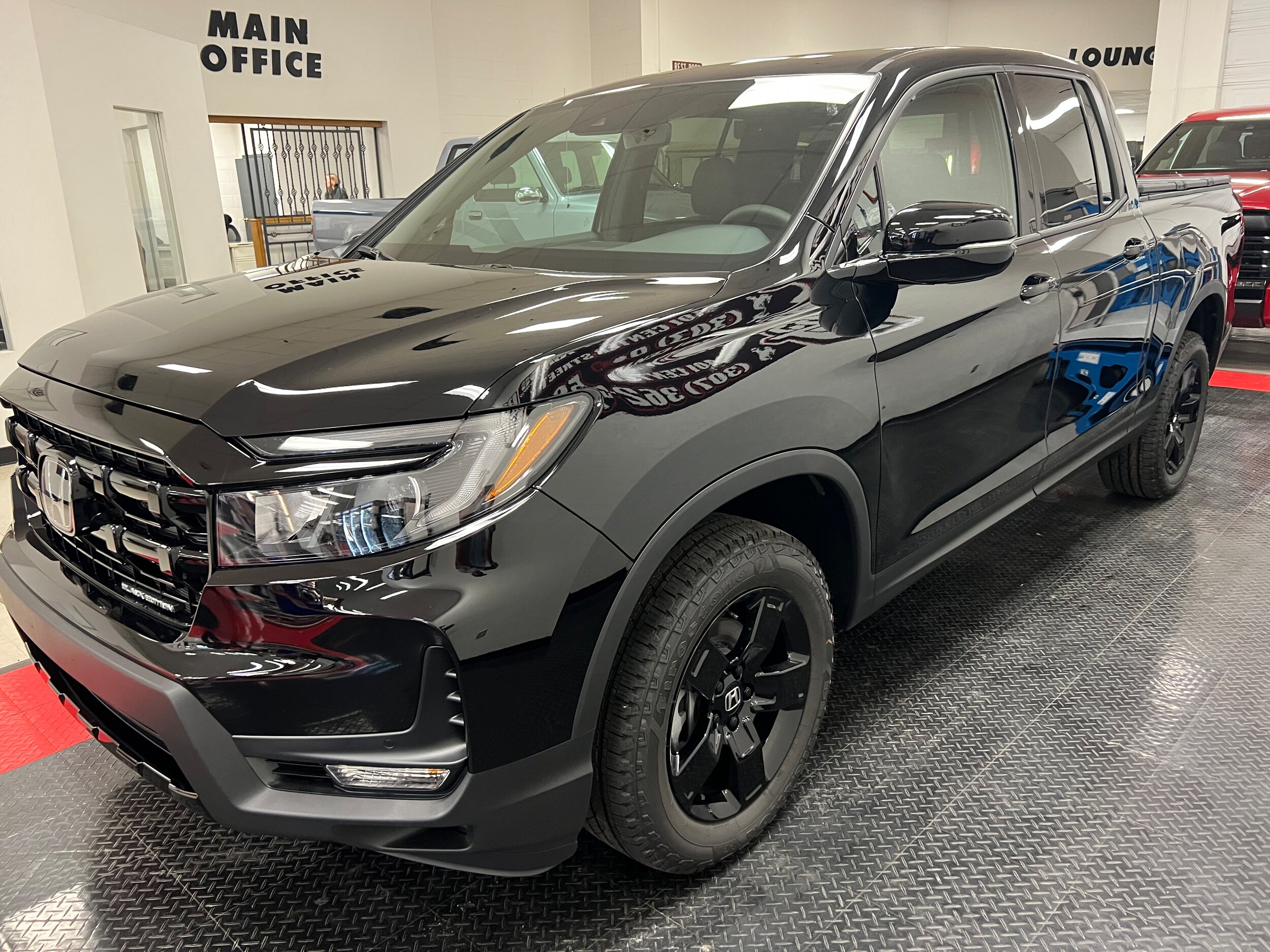 2025 Honda Ridgeline Black Edition photo 2