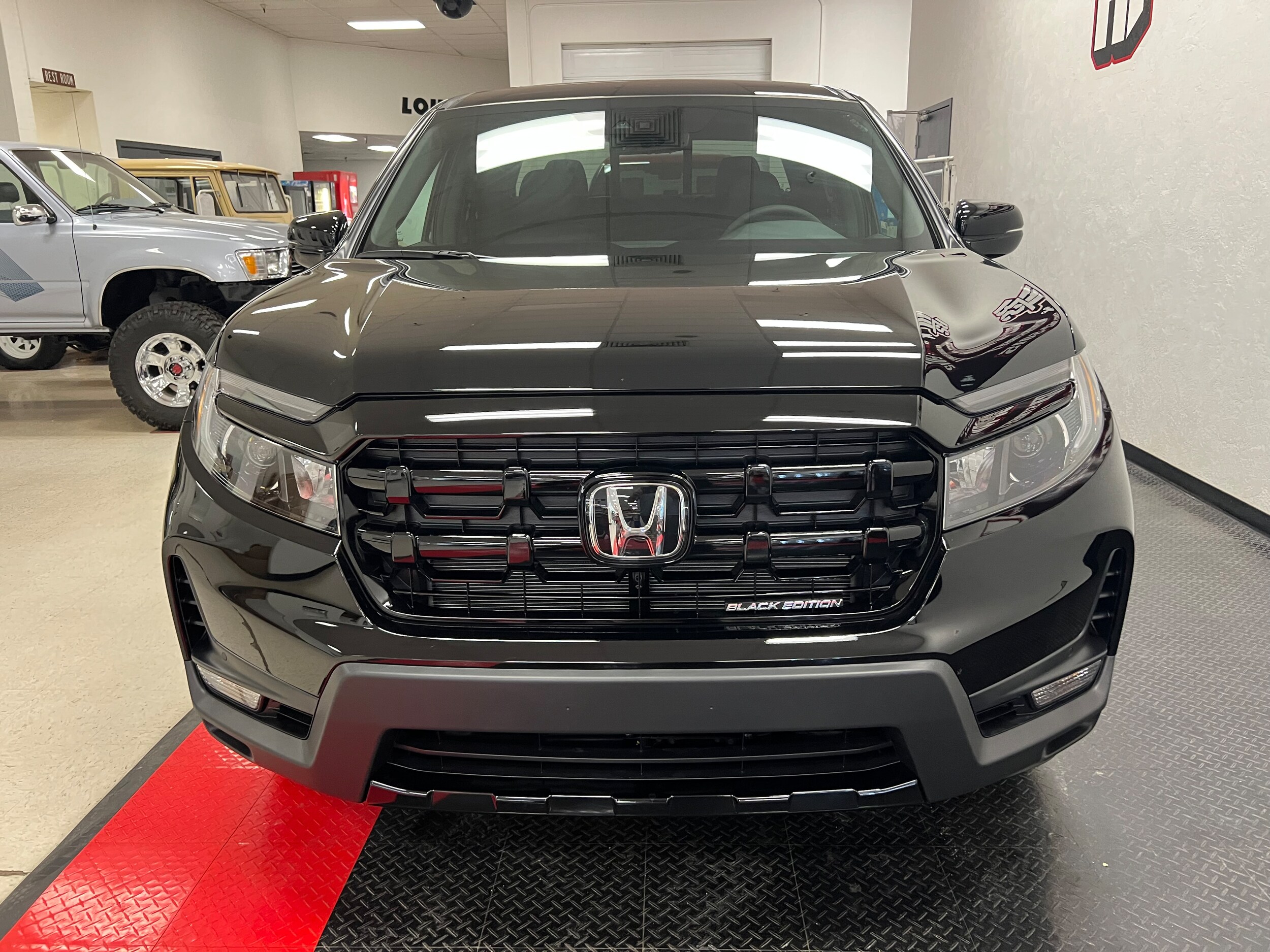 2025 Honda Ridgeline Black Edition photo 3