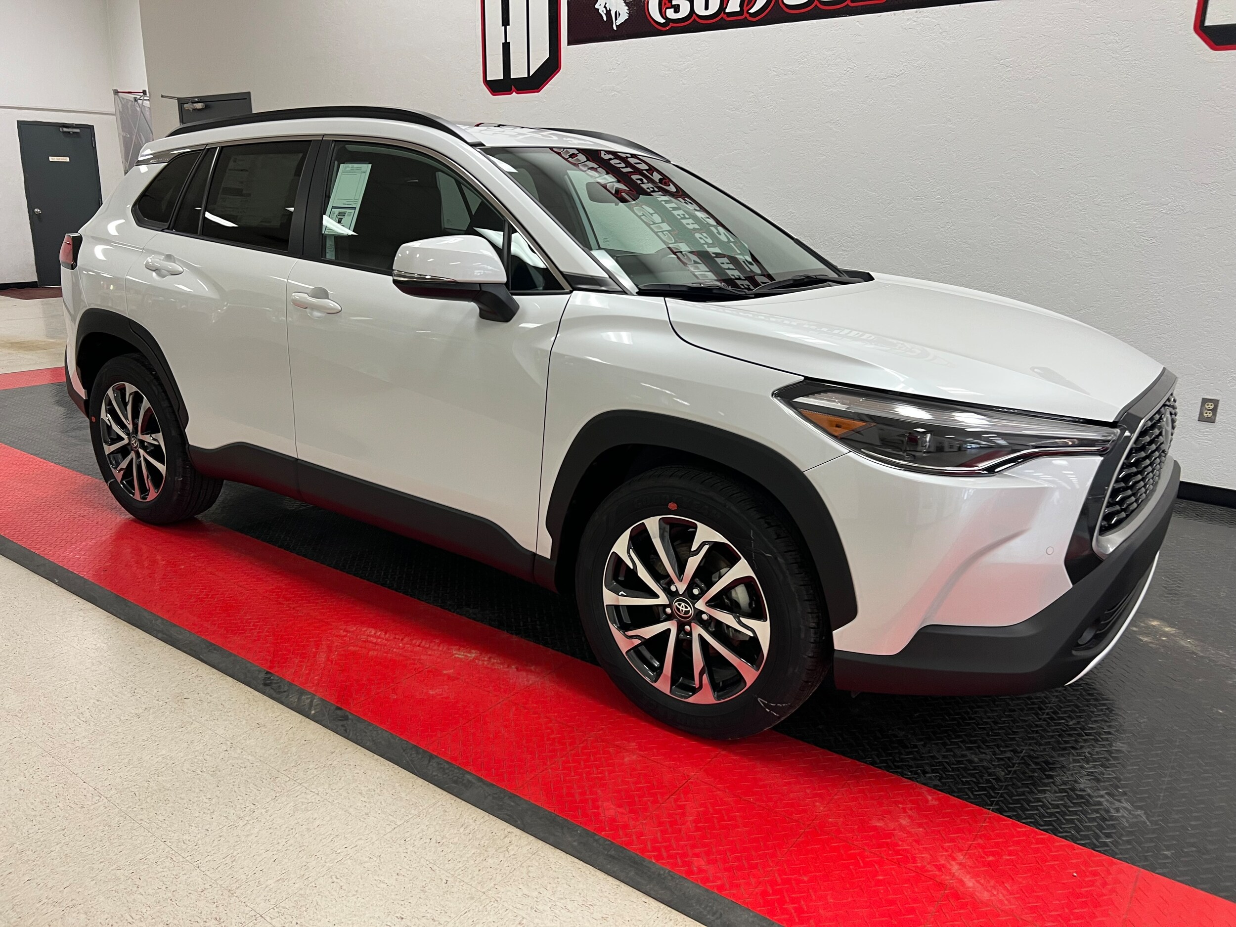 2024 Toyota Corolla Cross XLE photo 2