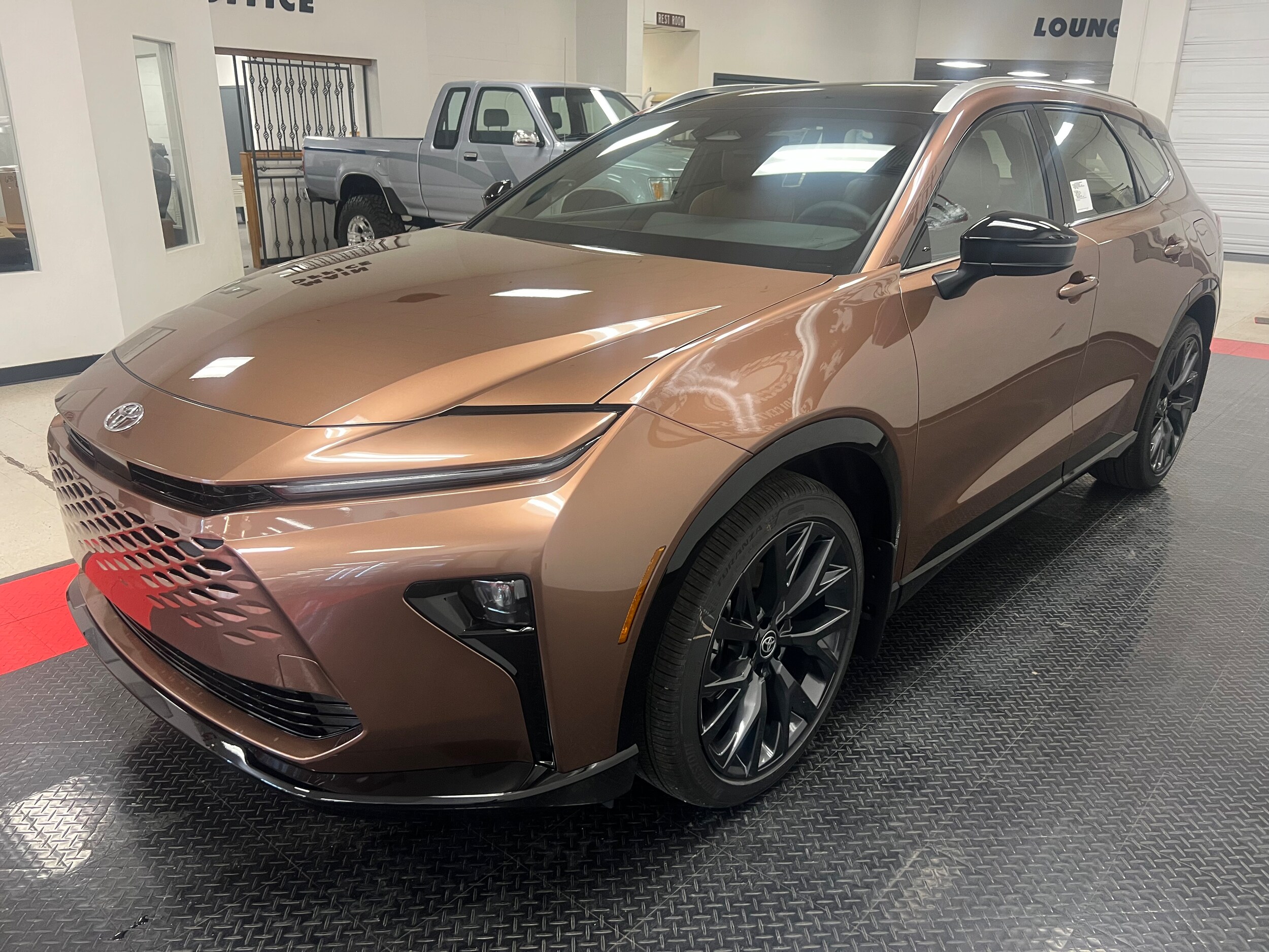 2025 Toyota Crown Signia Limited photo 3