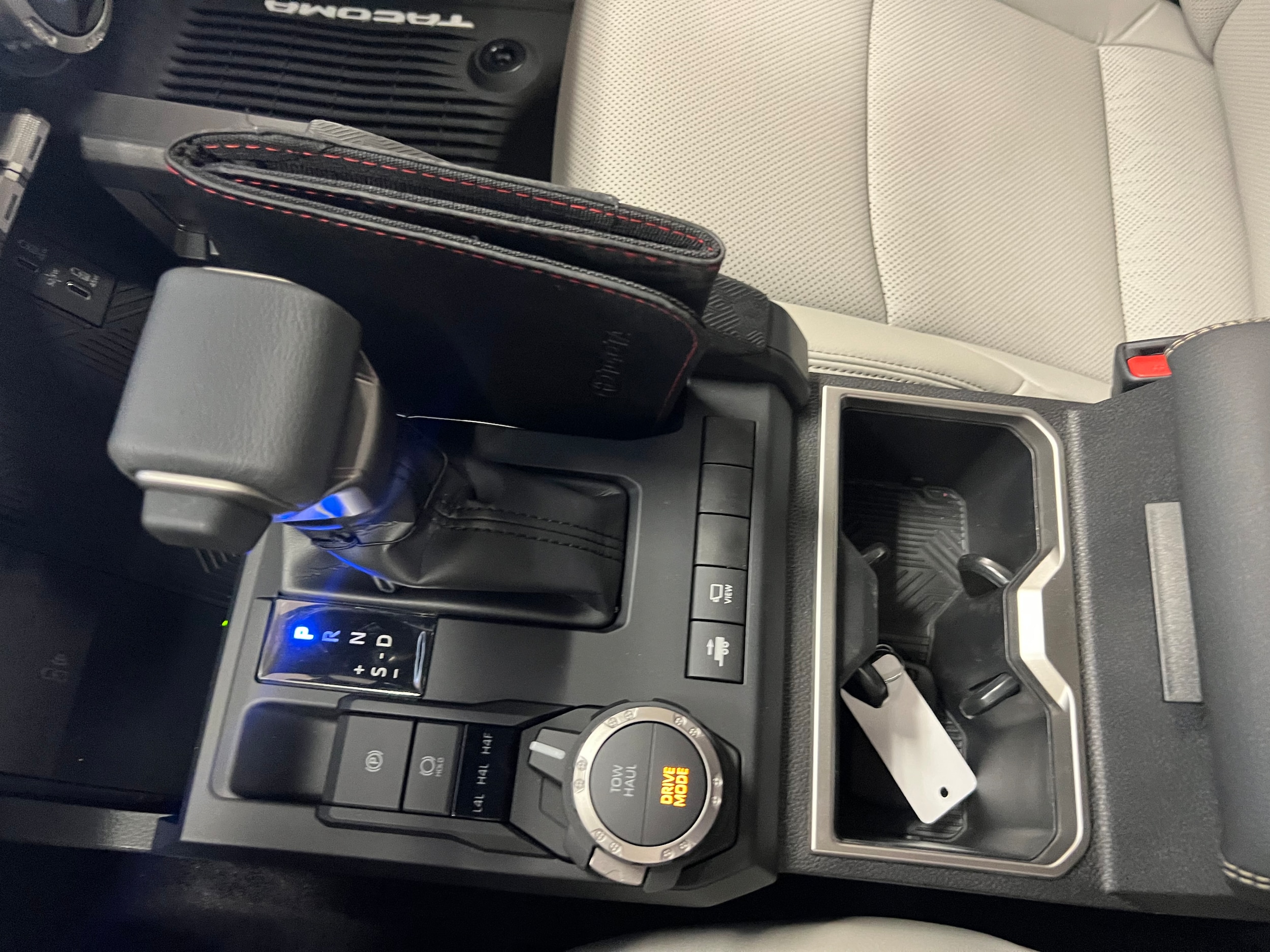 2025 Toyota Tacoma Limited - Photo 25