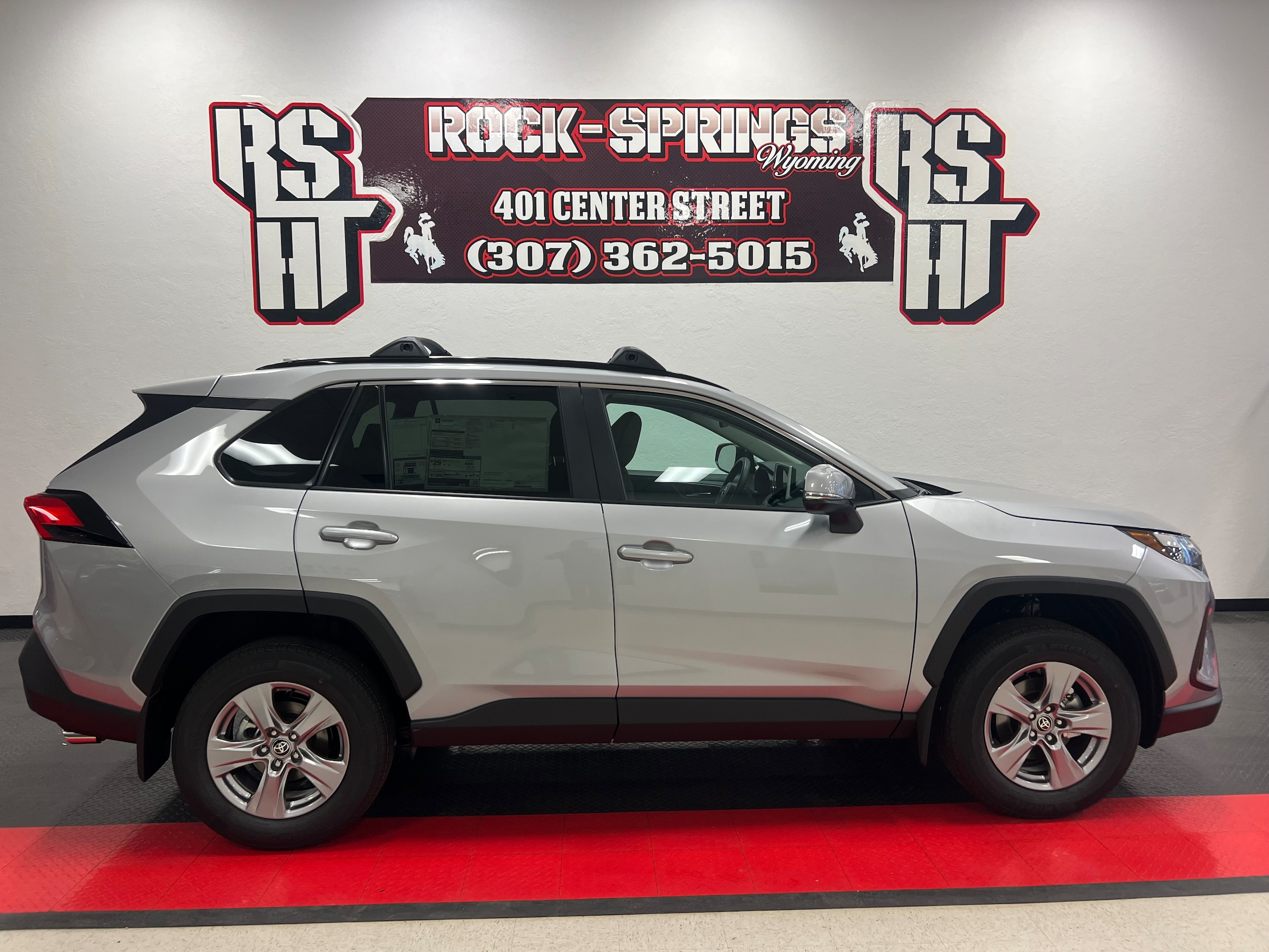 2025 Toyota RAV4 XLE's photo