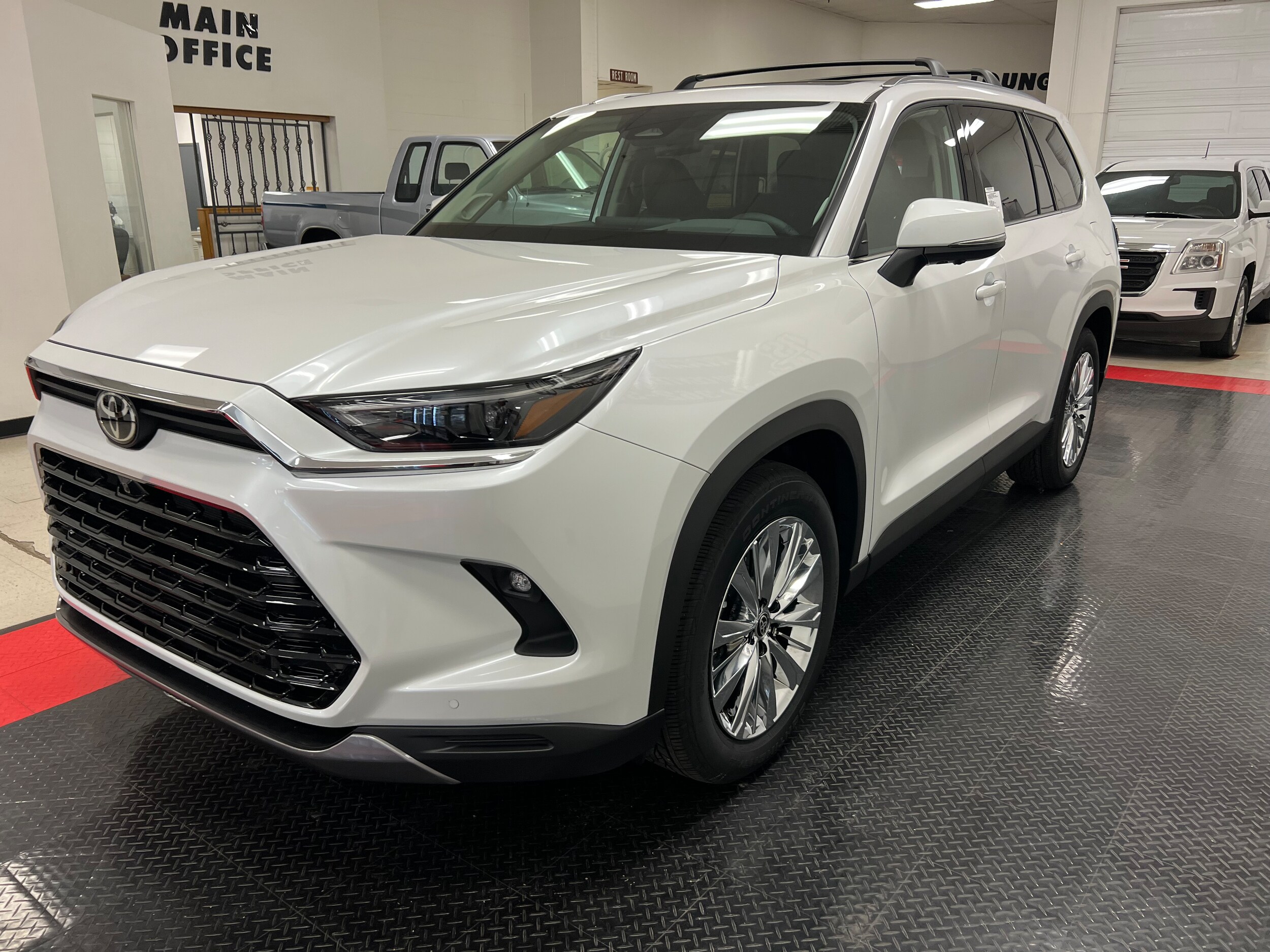 2025 Toyota Grand Highlander Hybrid MAX photo 3