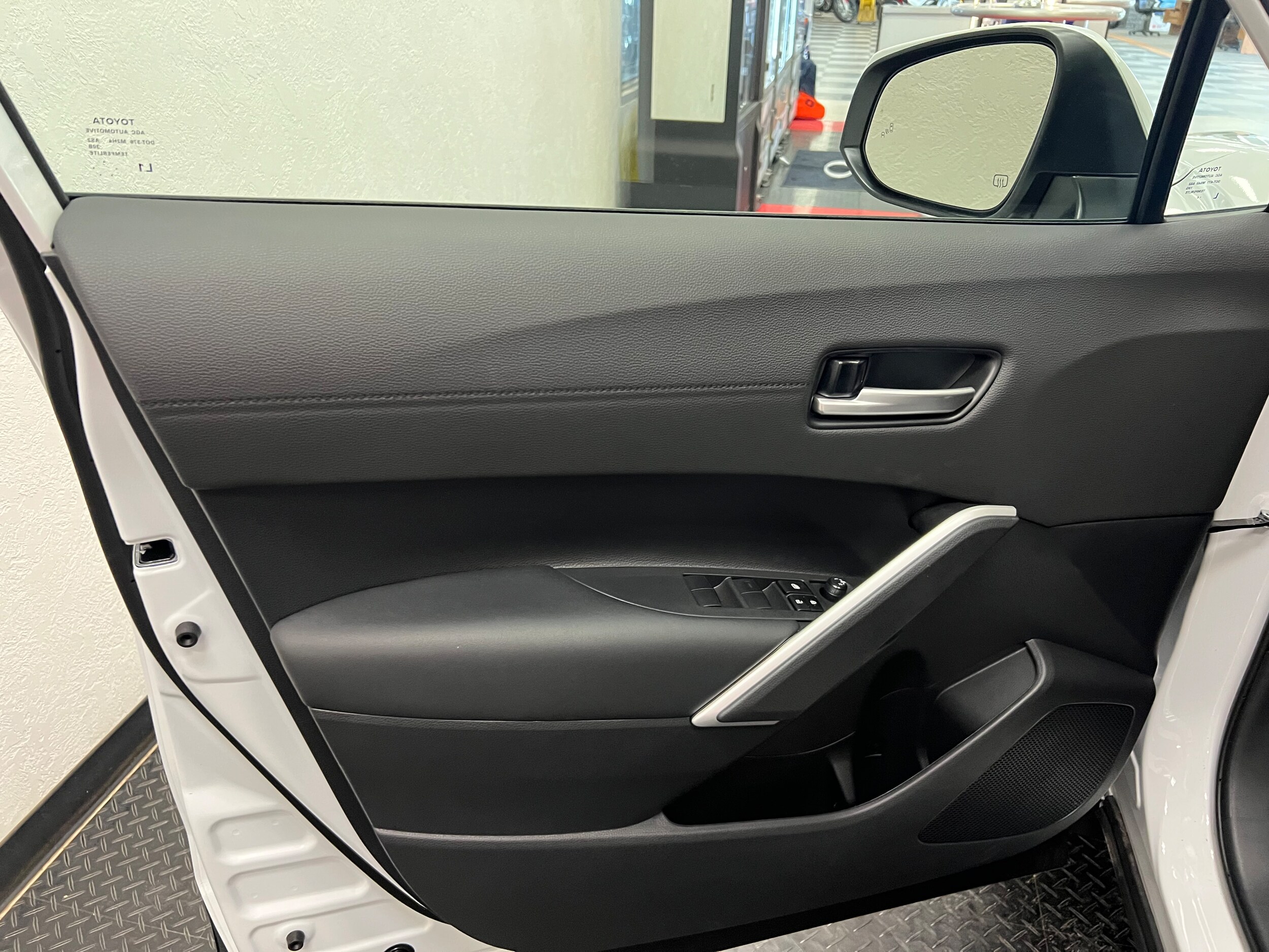 2024 Toyota Corolla Cross XLE - Photo 18
