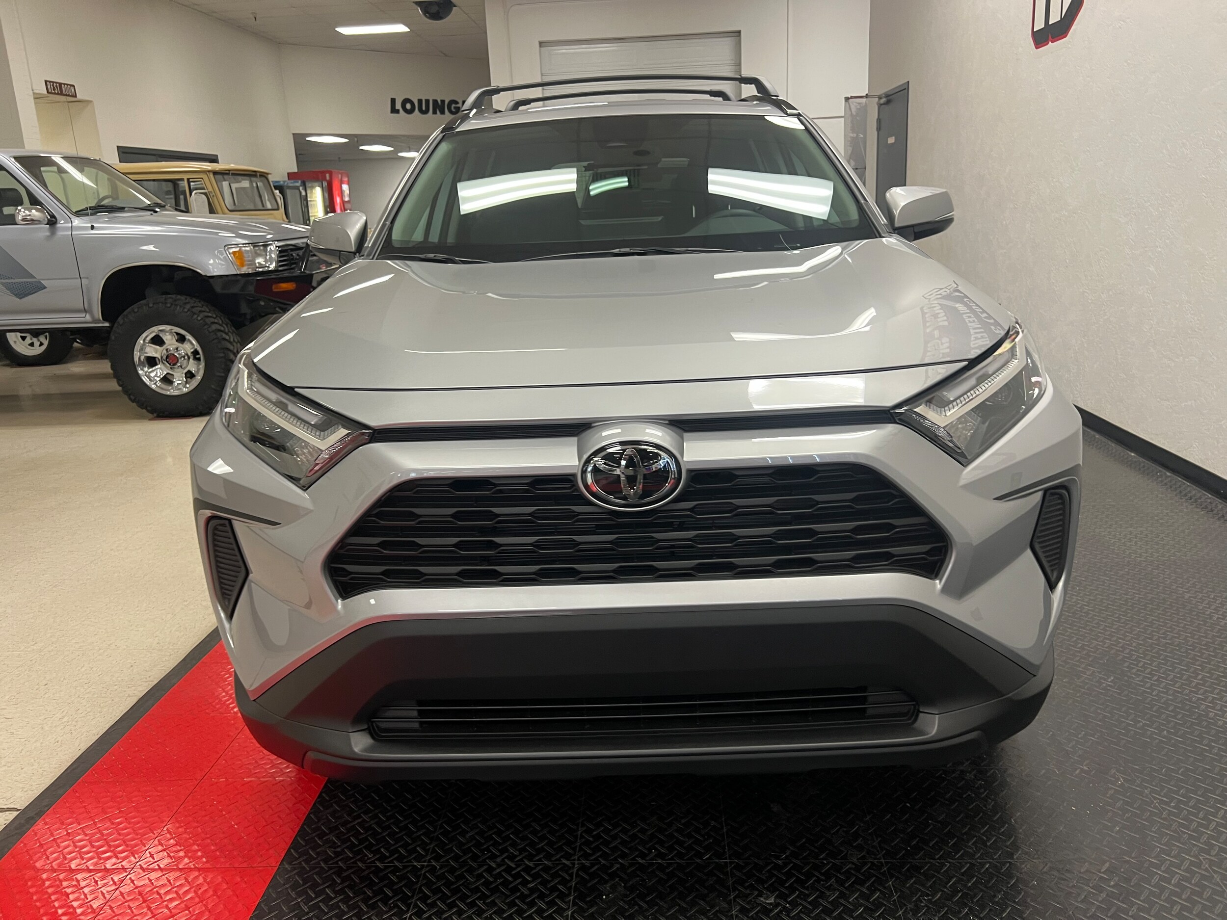 2025 Toyota RAV4 XLE photo 4