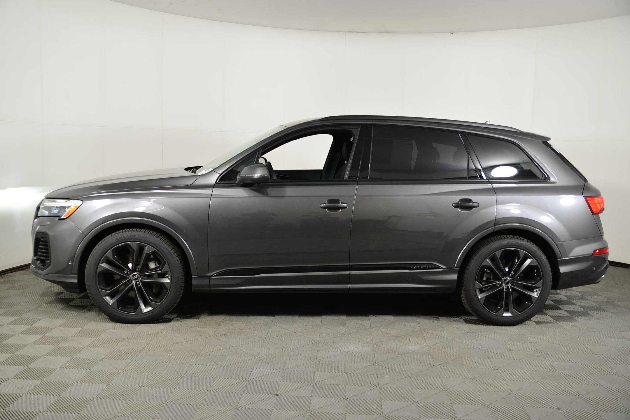 2025 Audi Q7 55 Premium Plus photo 2