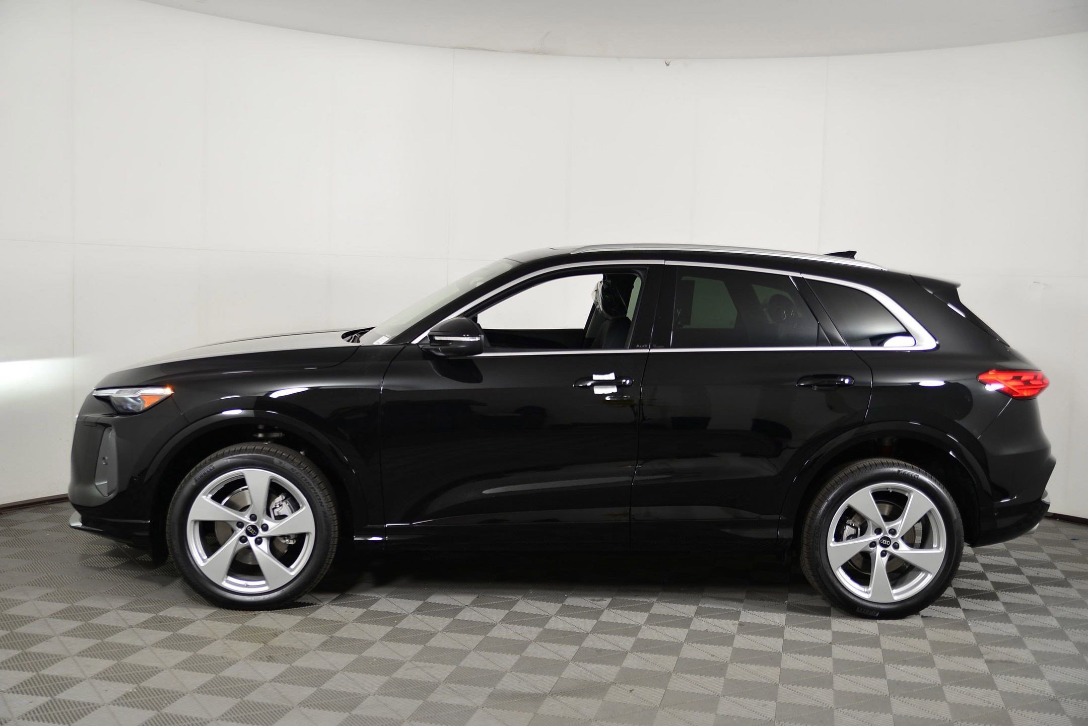 2025 Audi Q5 2.0T Premium Plus photo 2