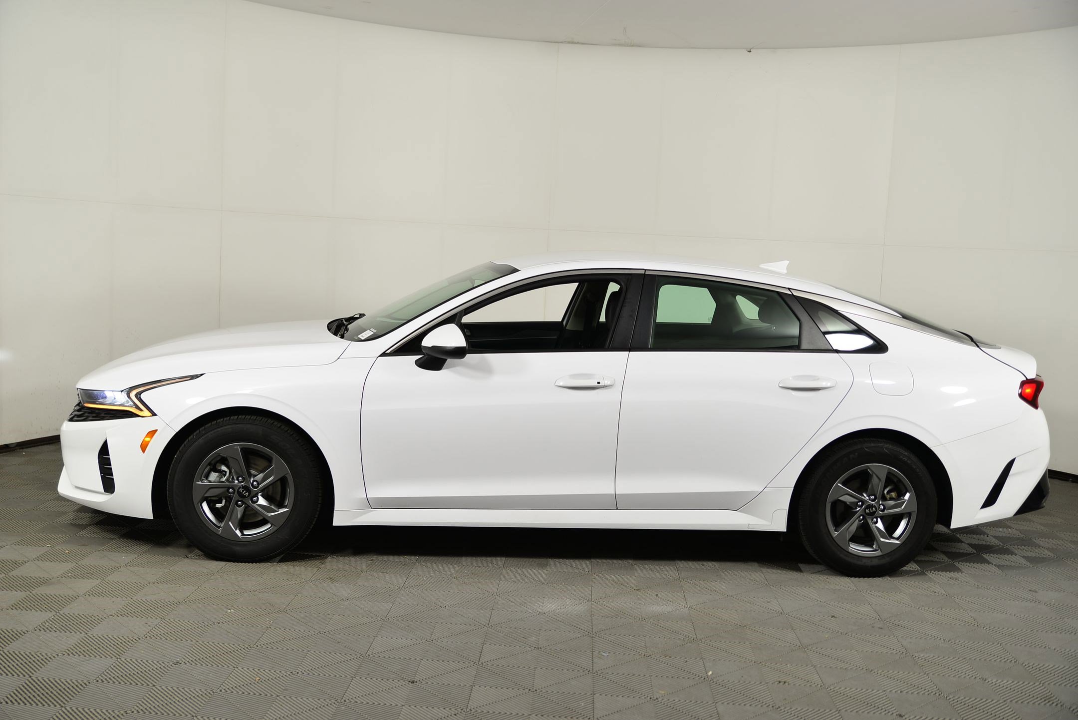 2021 Kia K5 LXS photo 2