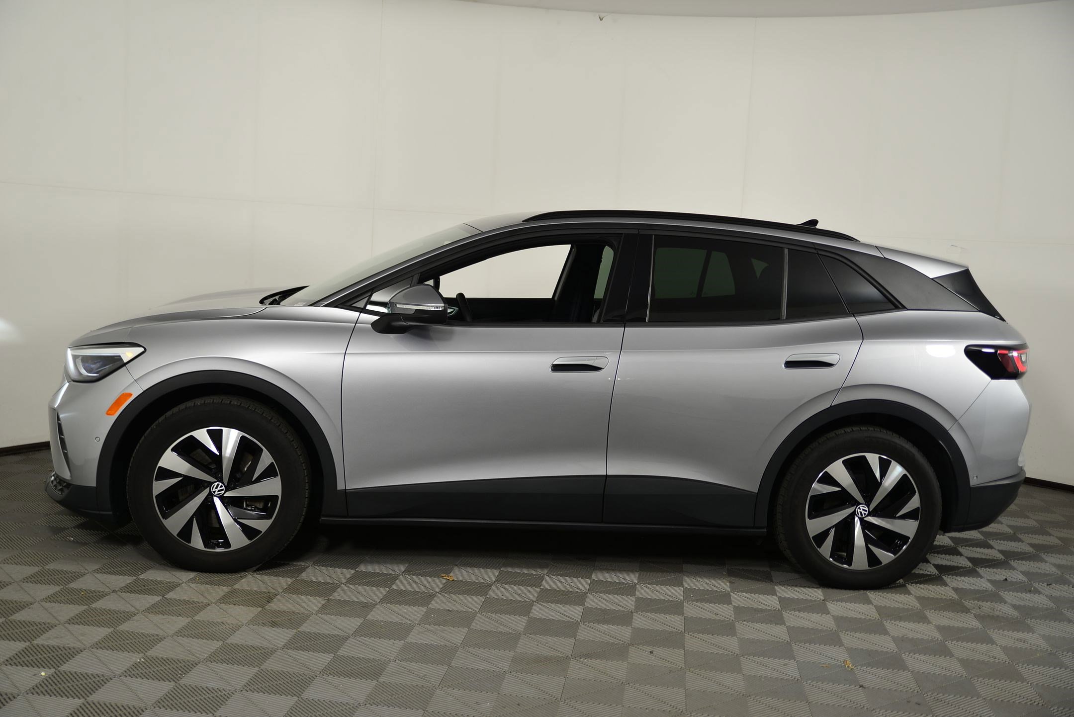 2024 Volkswagen ID.4 Standard photo 2
