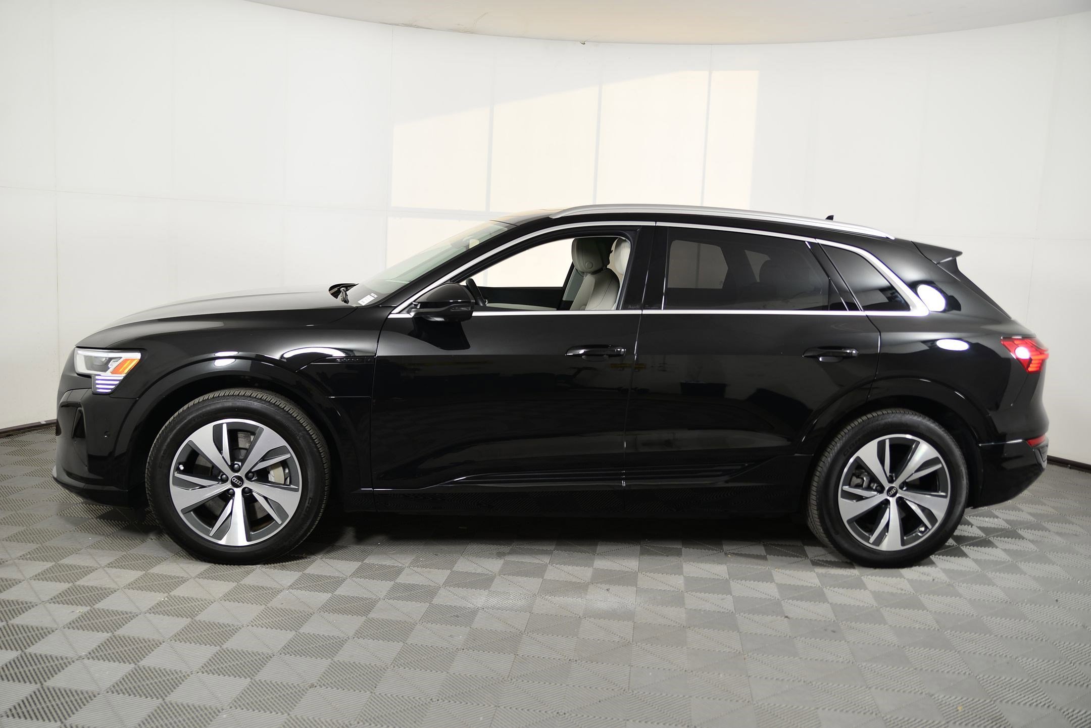 2024 Audi Q8 Premium Plus photo 2