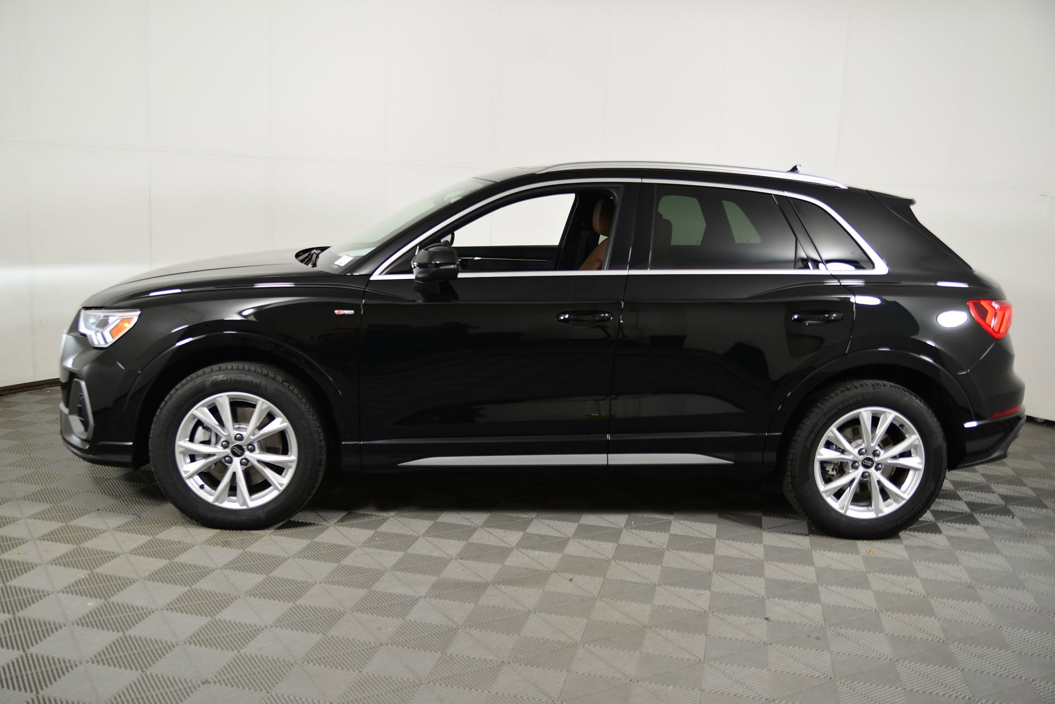 2025 Audi Q3 S line Premium photo 2
