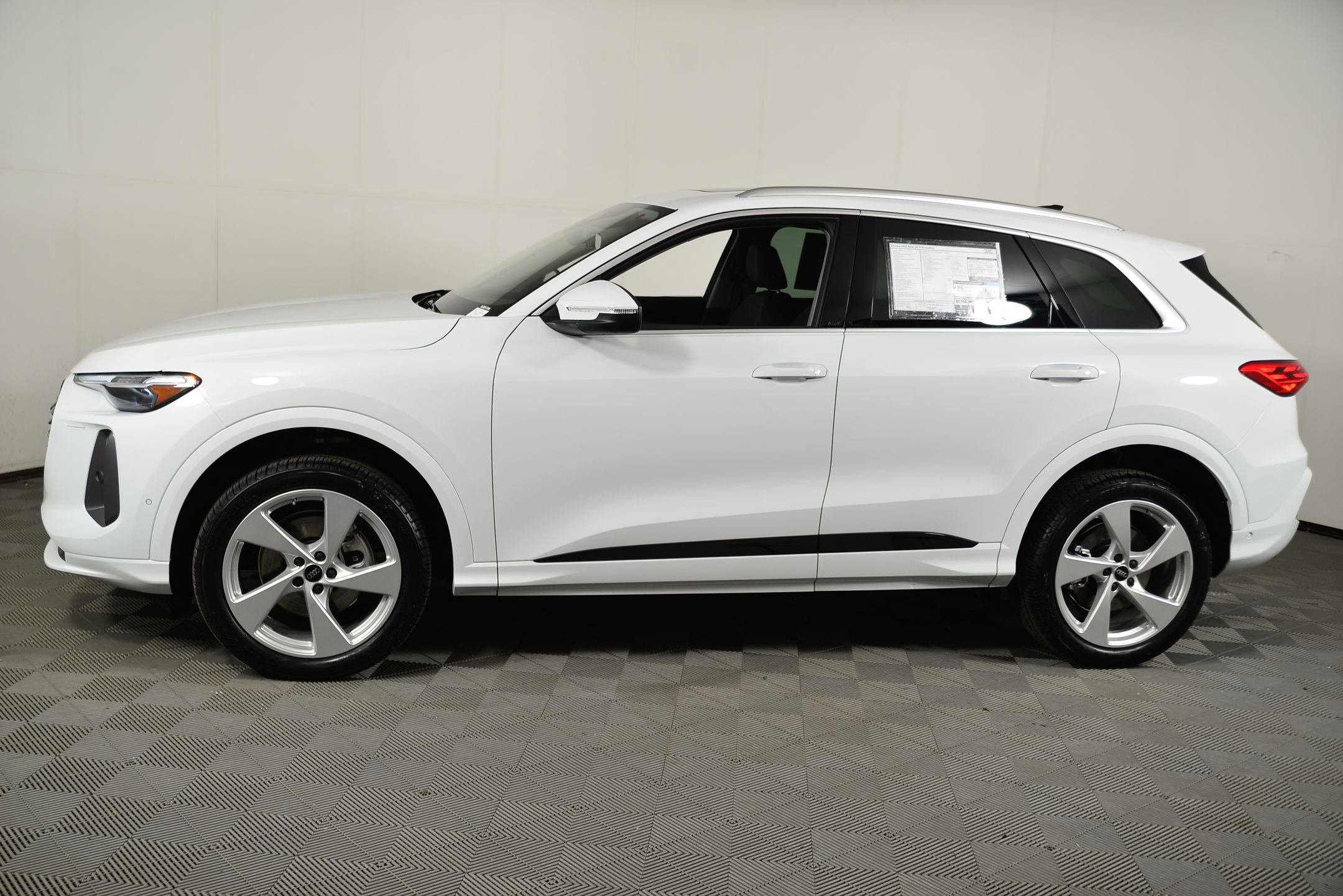 2025 Audi Q5 2.0T Premium Plus photo 2