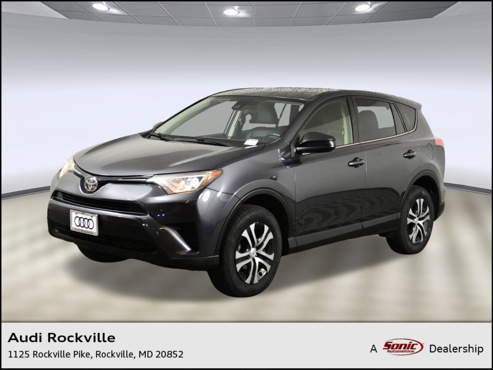 2018 Toyota RAV4 LE's photo