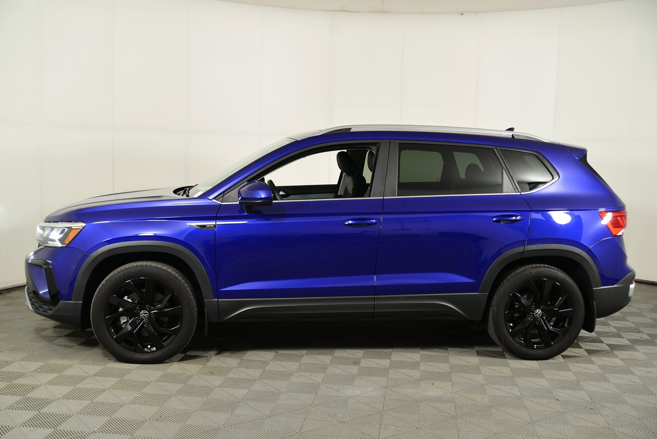 2023 Volkswagen Taos SE photo 2