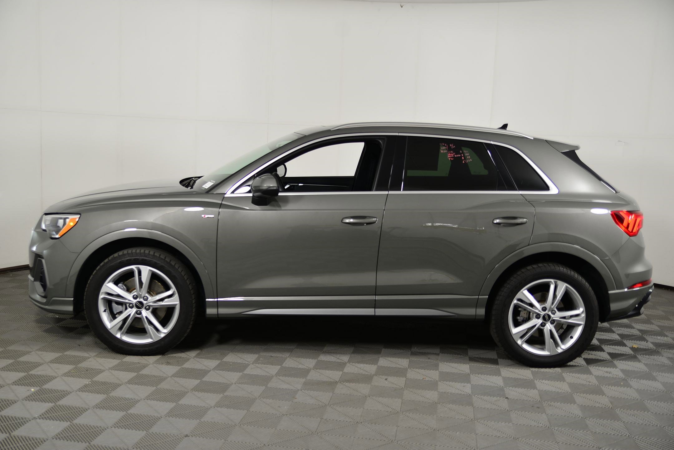 2022 Audi Q3 S line Premium photo 2
