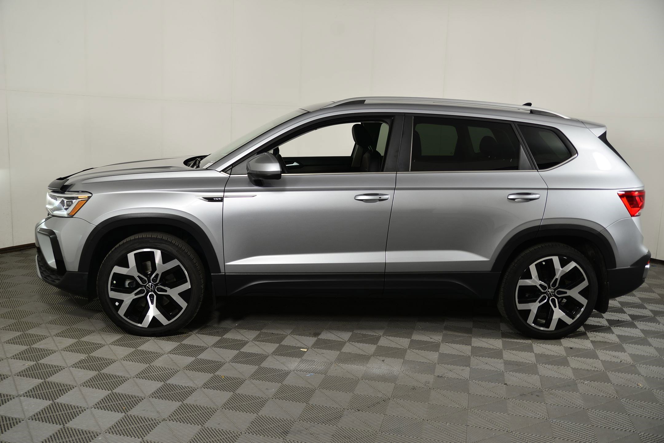 2023 Volkswagen Taos SEL photo 2