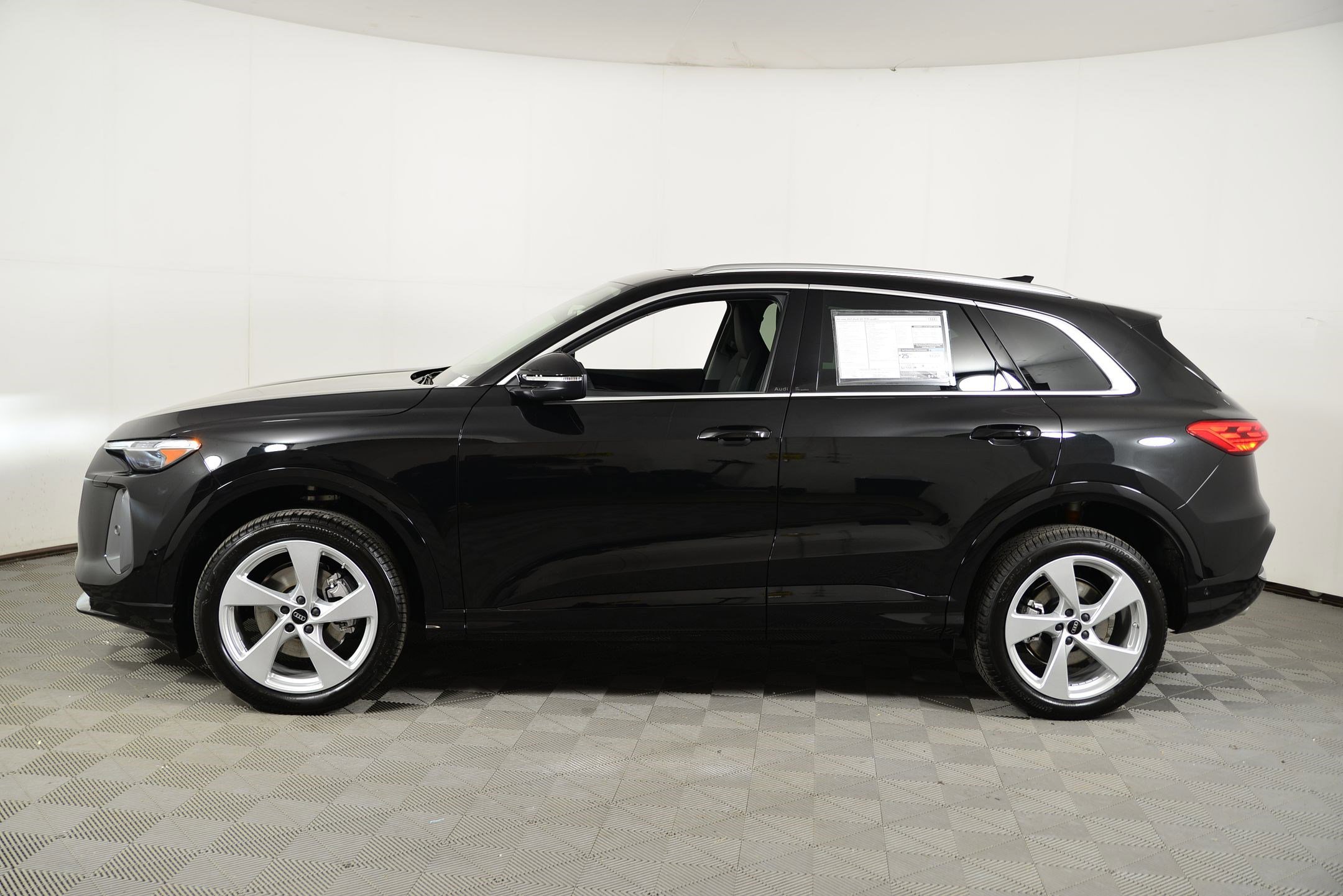 2025 Audi Q5 Premium Plus photo 2