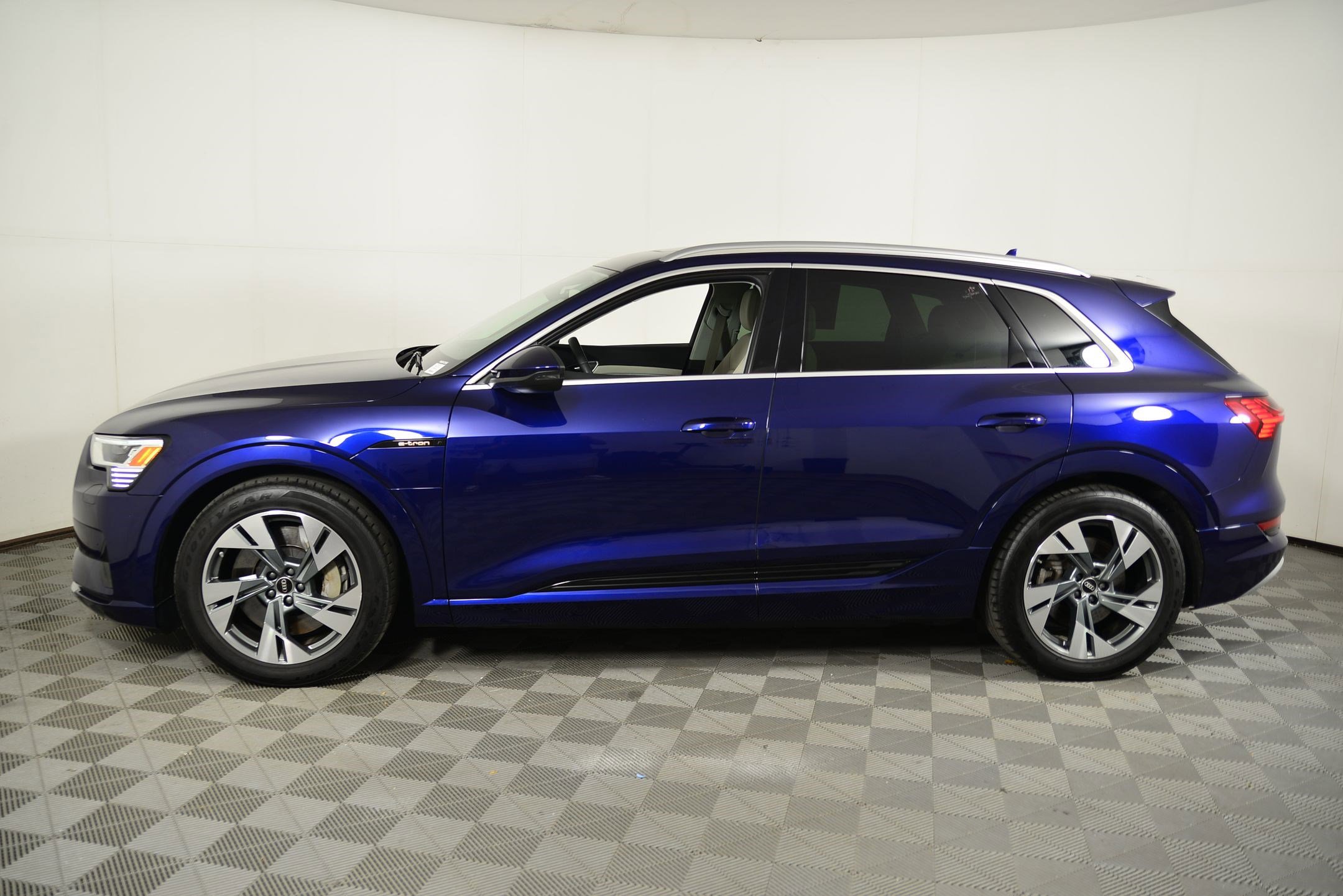 2022 Audi e-tron Premium photo 2