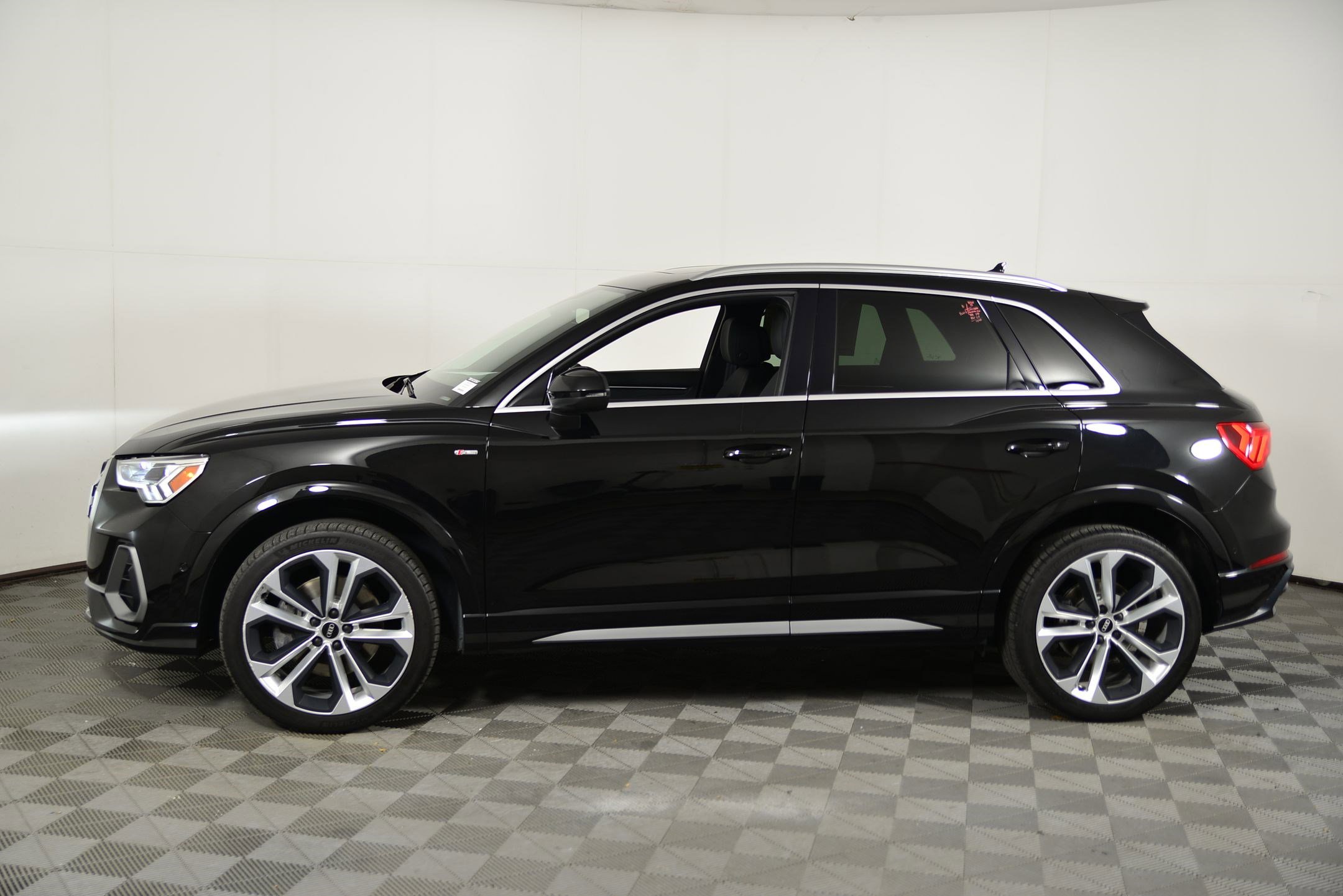 2021 Audi Q3 S line Premium Plus photo 2