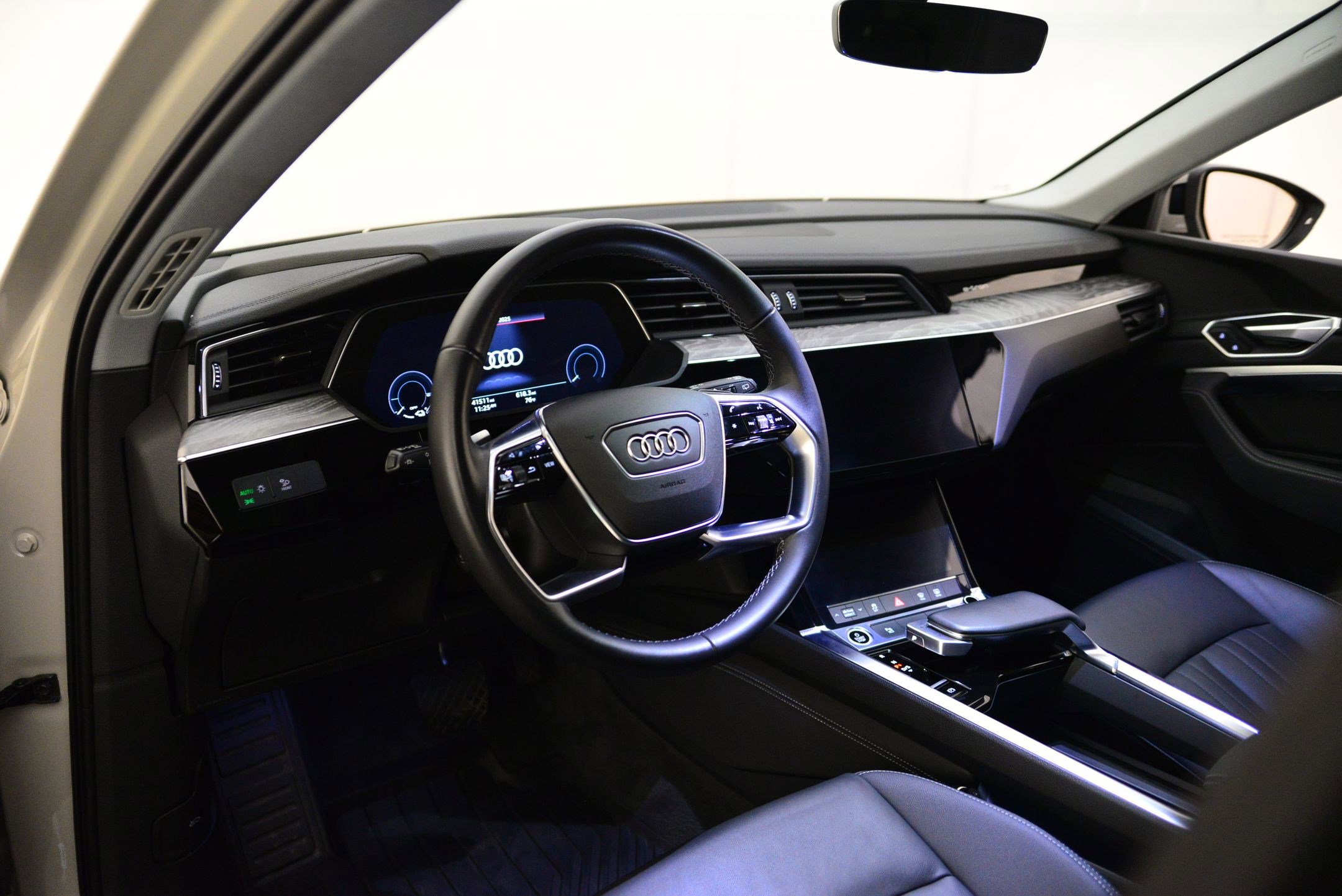 2022 Audi e-tron Premium photo 3