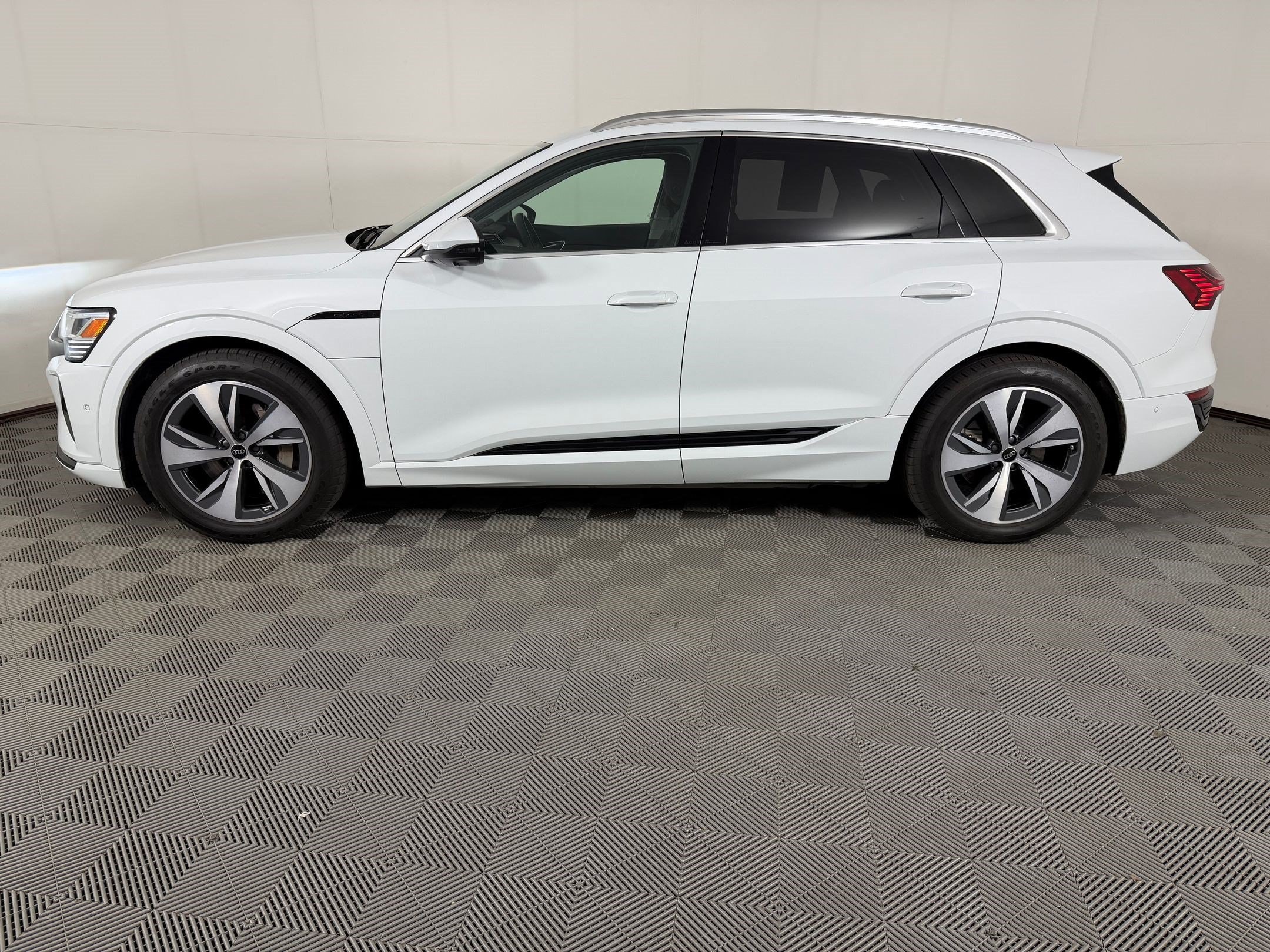 Q8 E-tron Premium Plus SUV